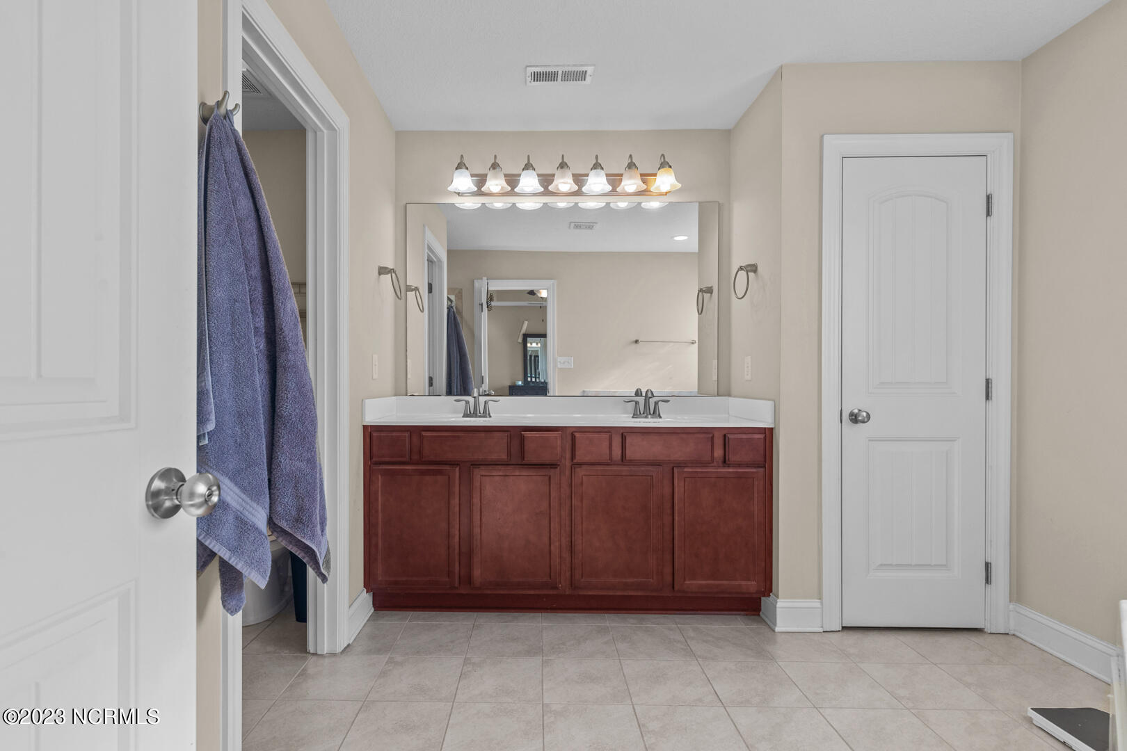 100553730 | Photo 25