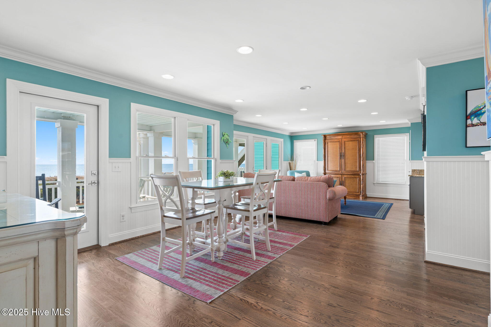 100542576 | Photo 46