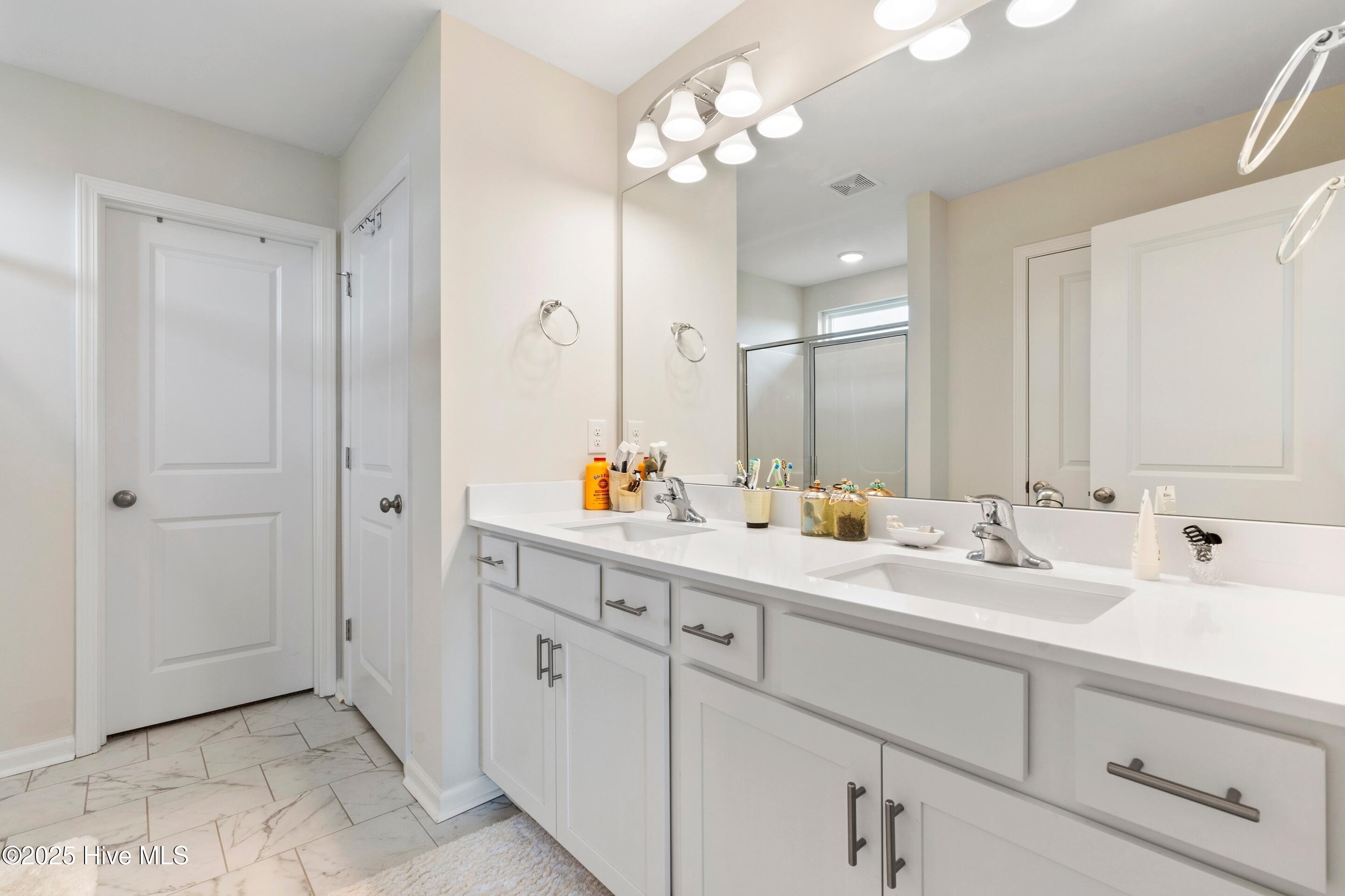 100527071 | Photo 33