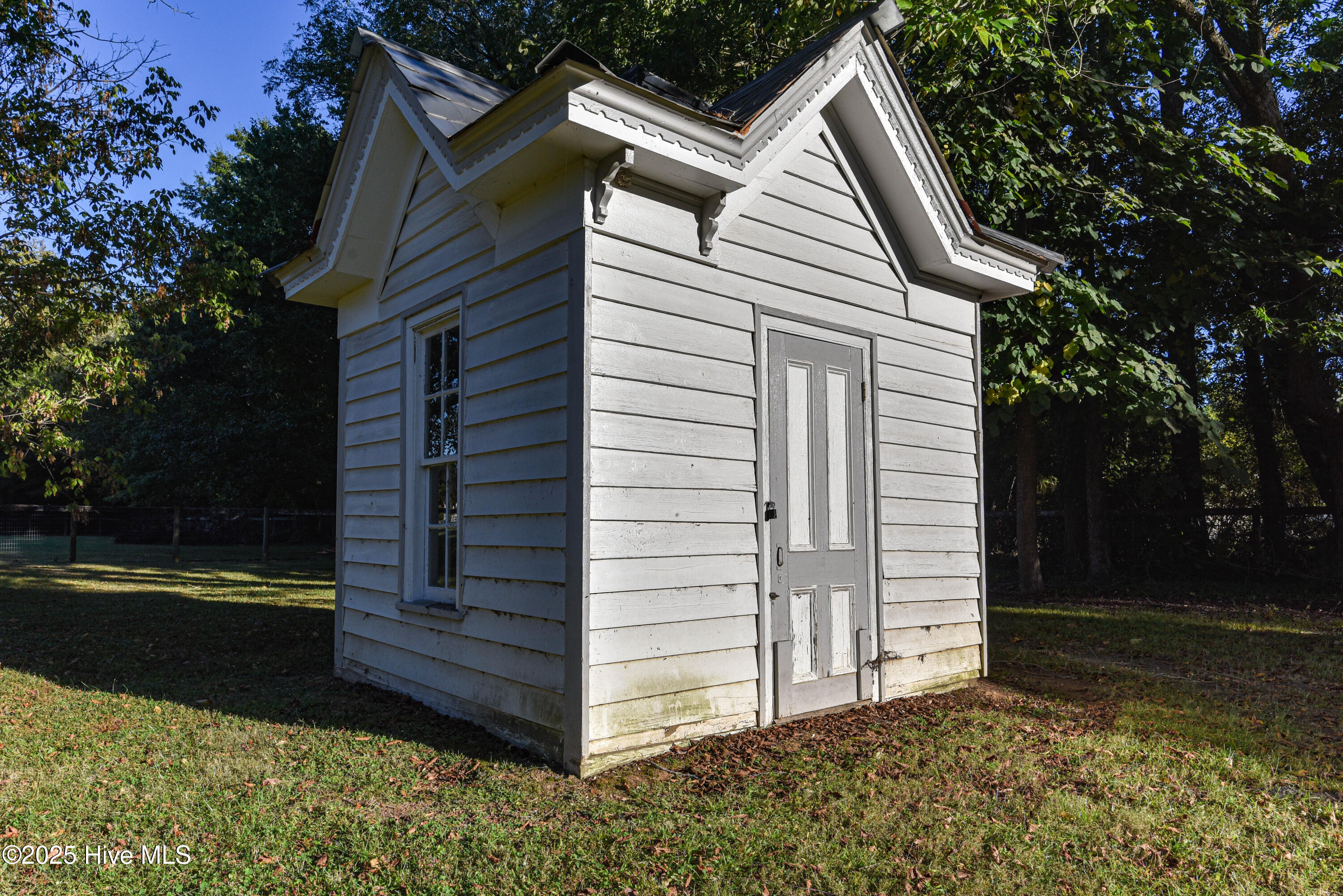 5 Hole privy