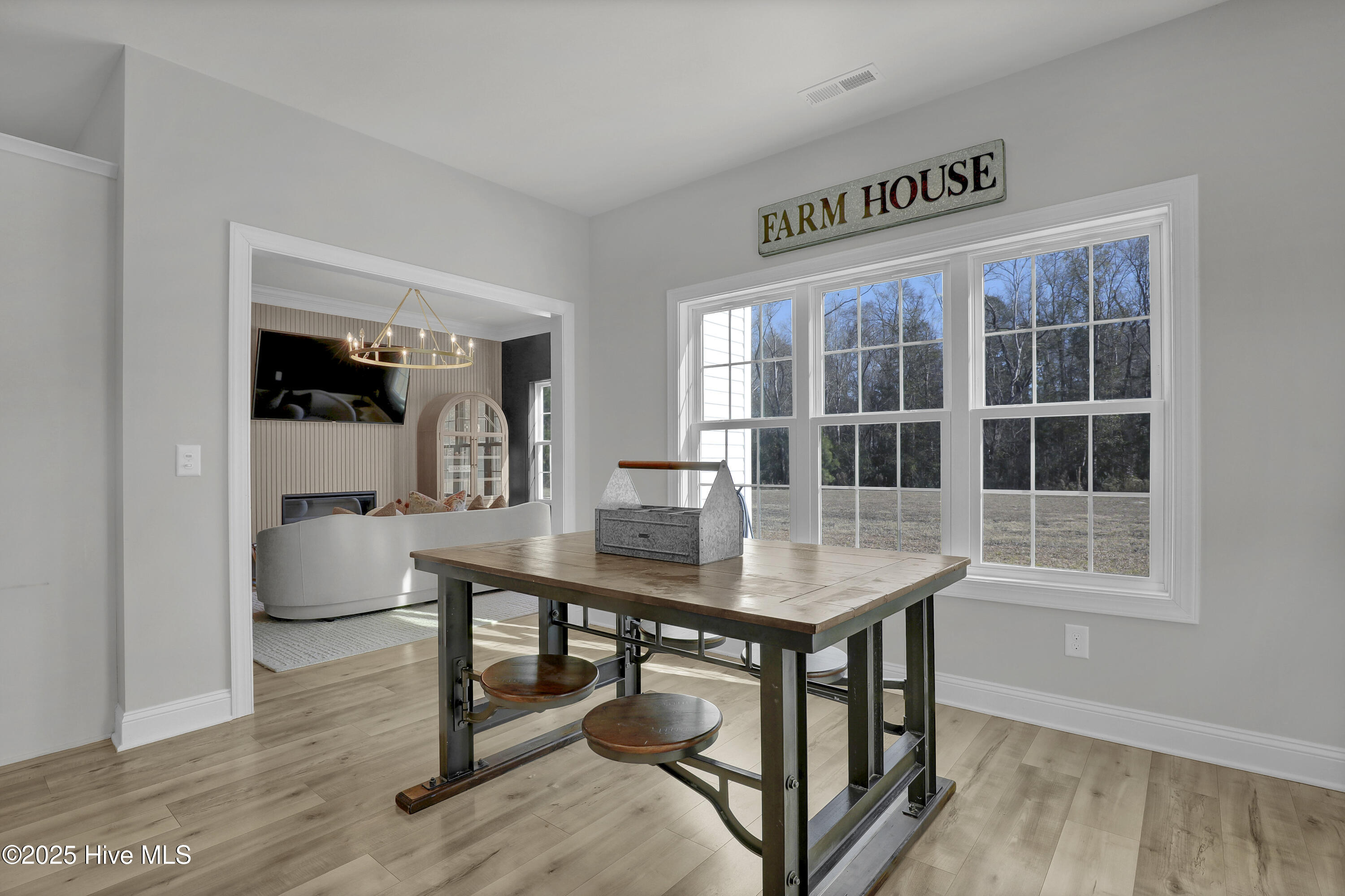 100546103 | Photo 16