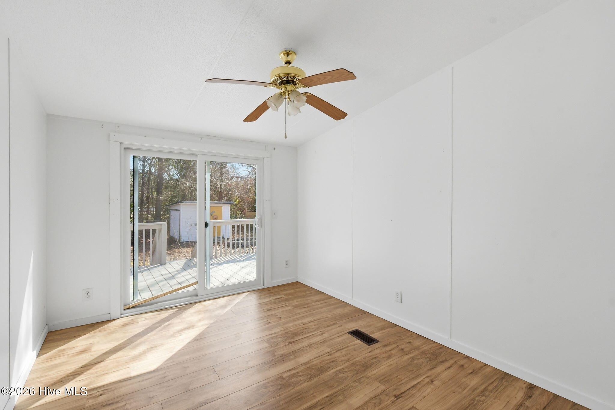 100565410 | Photo 17