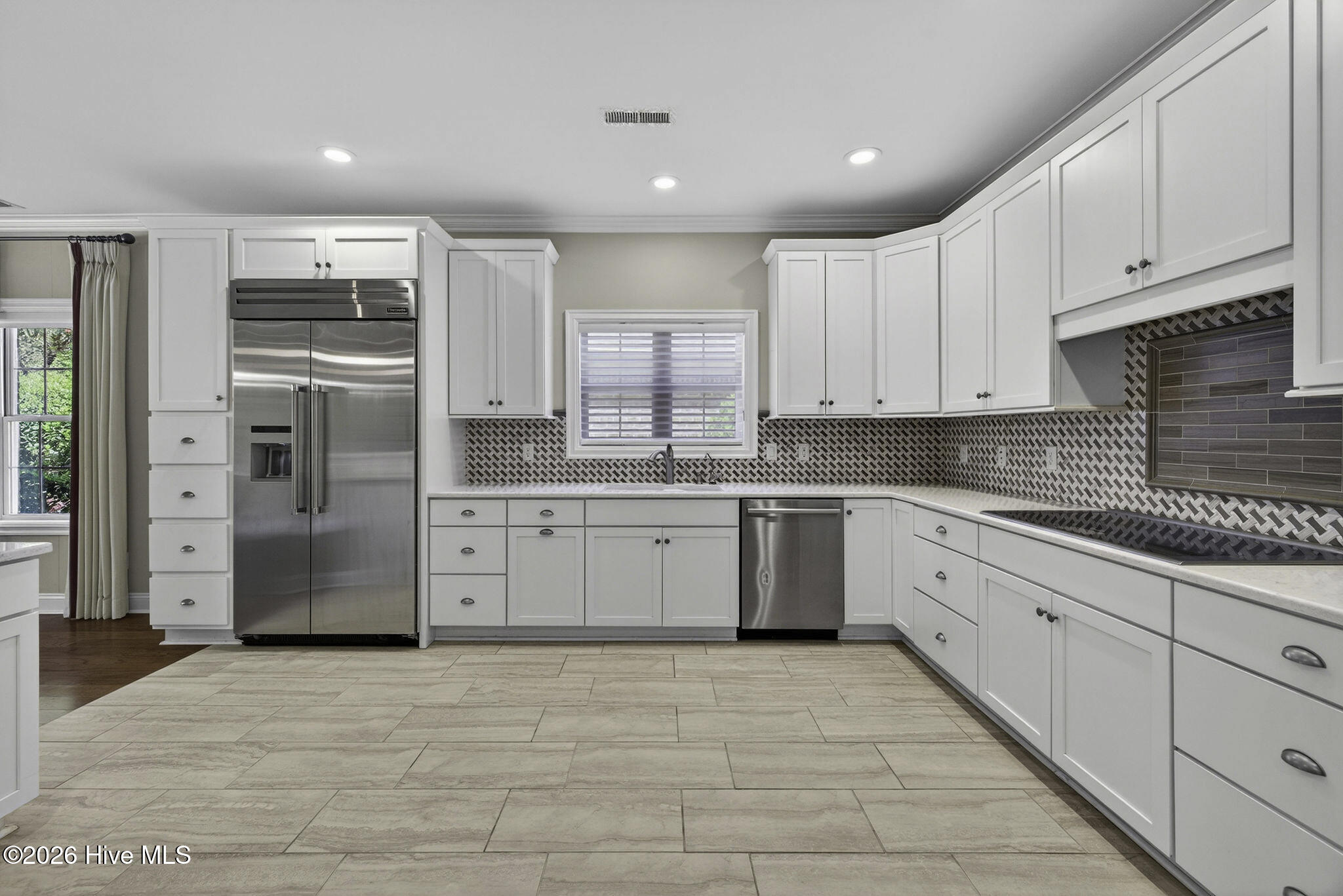 100566278 | Photo 15