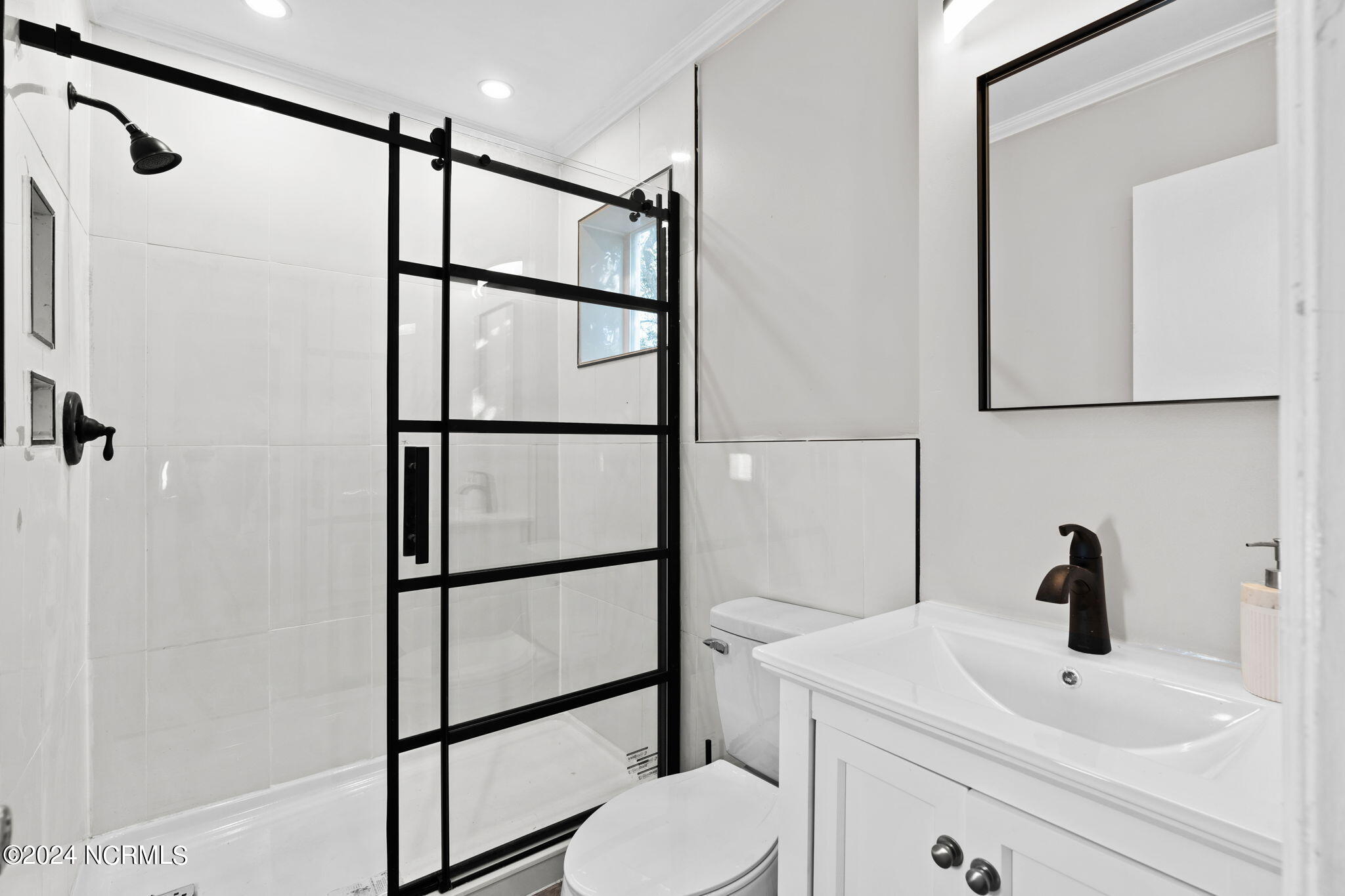 100566764 | Photo 34