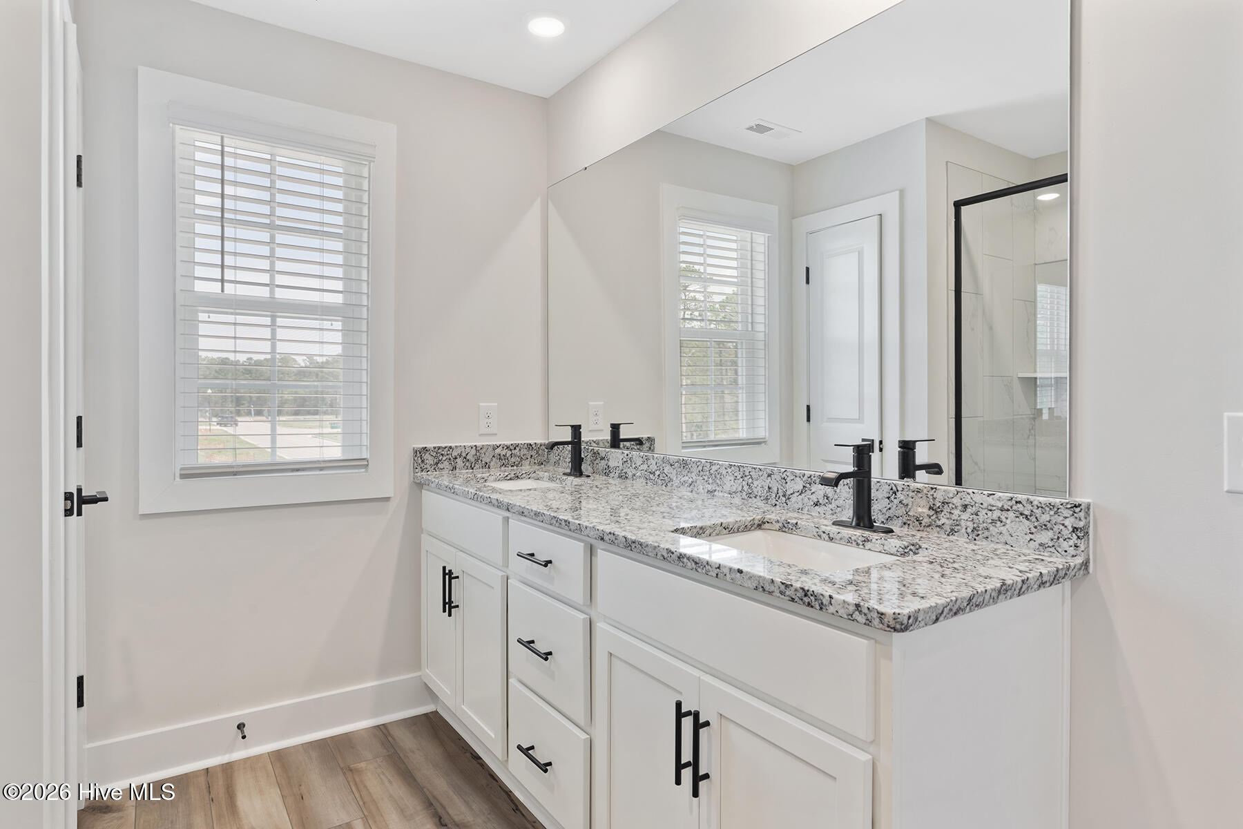 100564176 | Photo 15