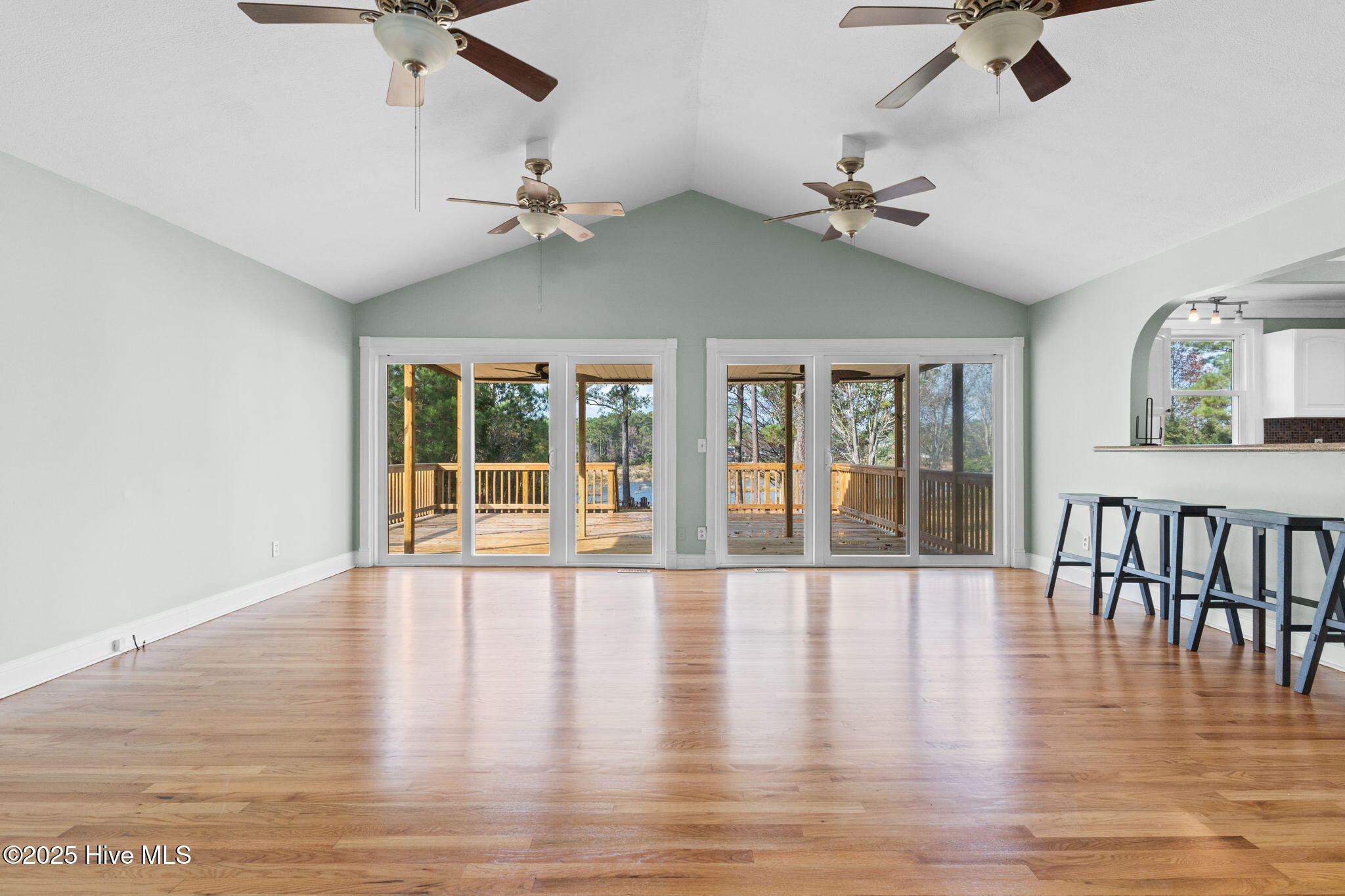 100543279 | Photo 18