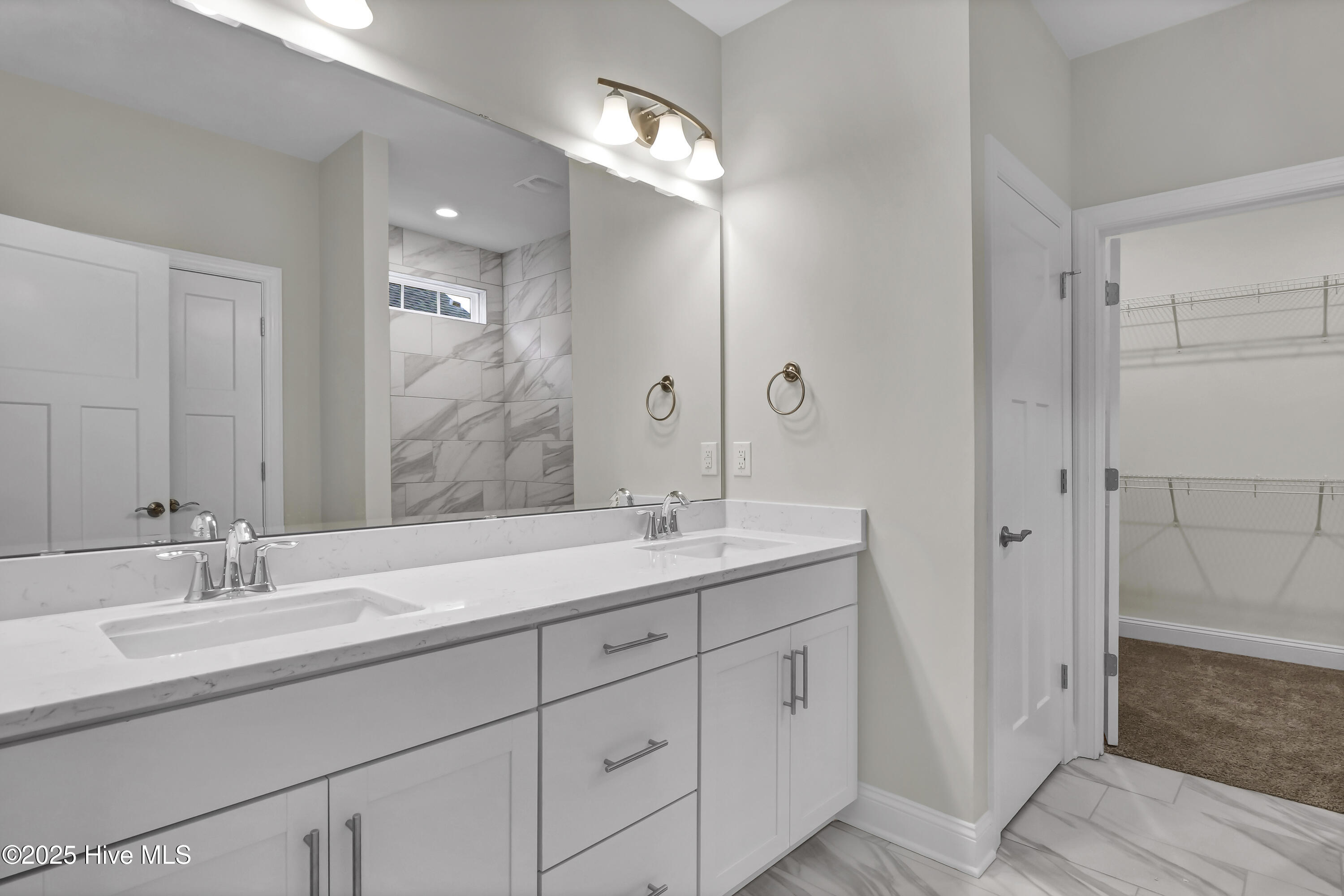 100477317 | Photo 16