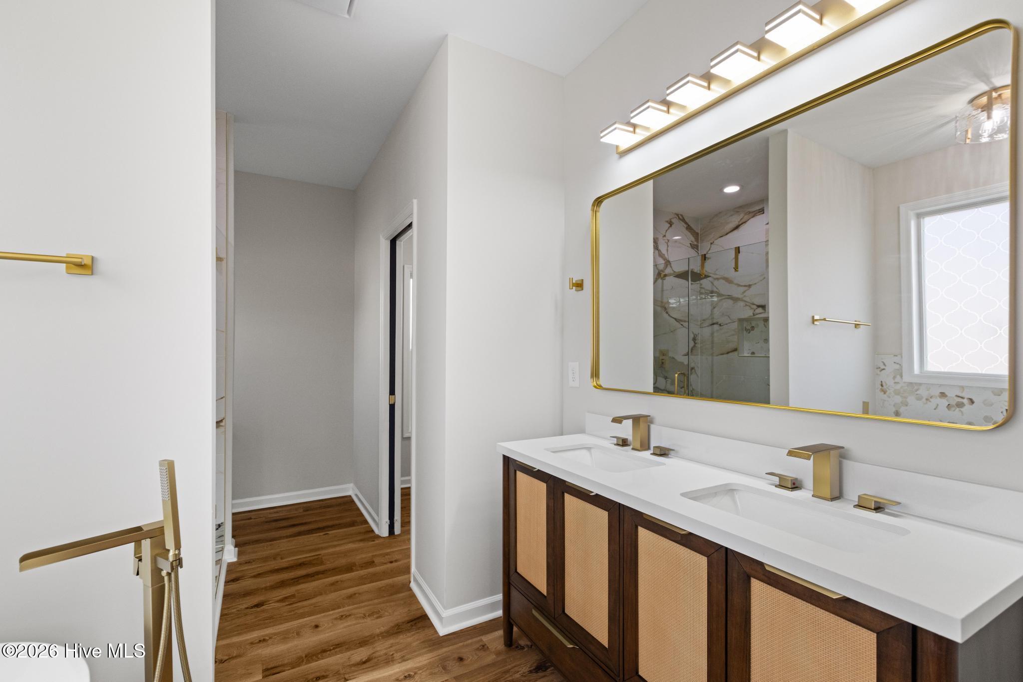 100559527 | Photo 25