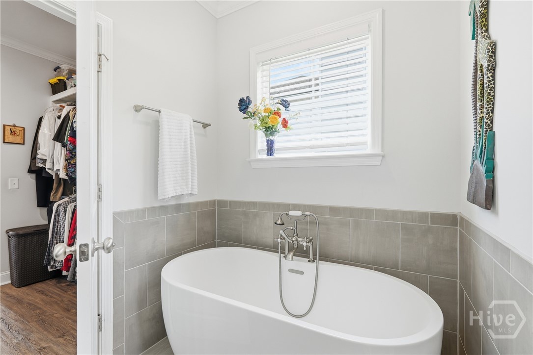 en suite soaking tub