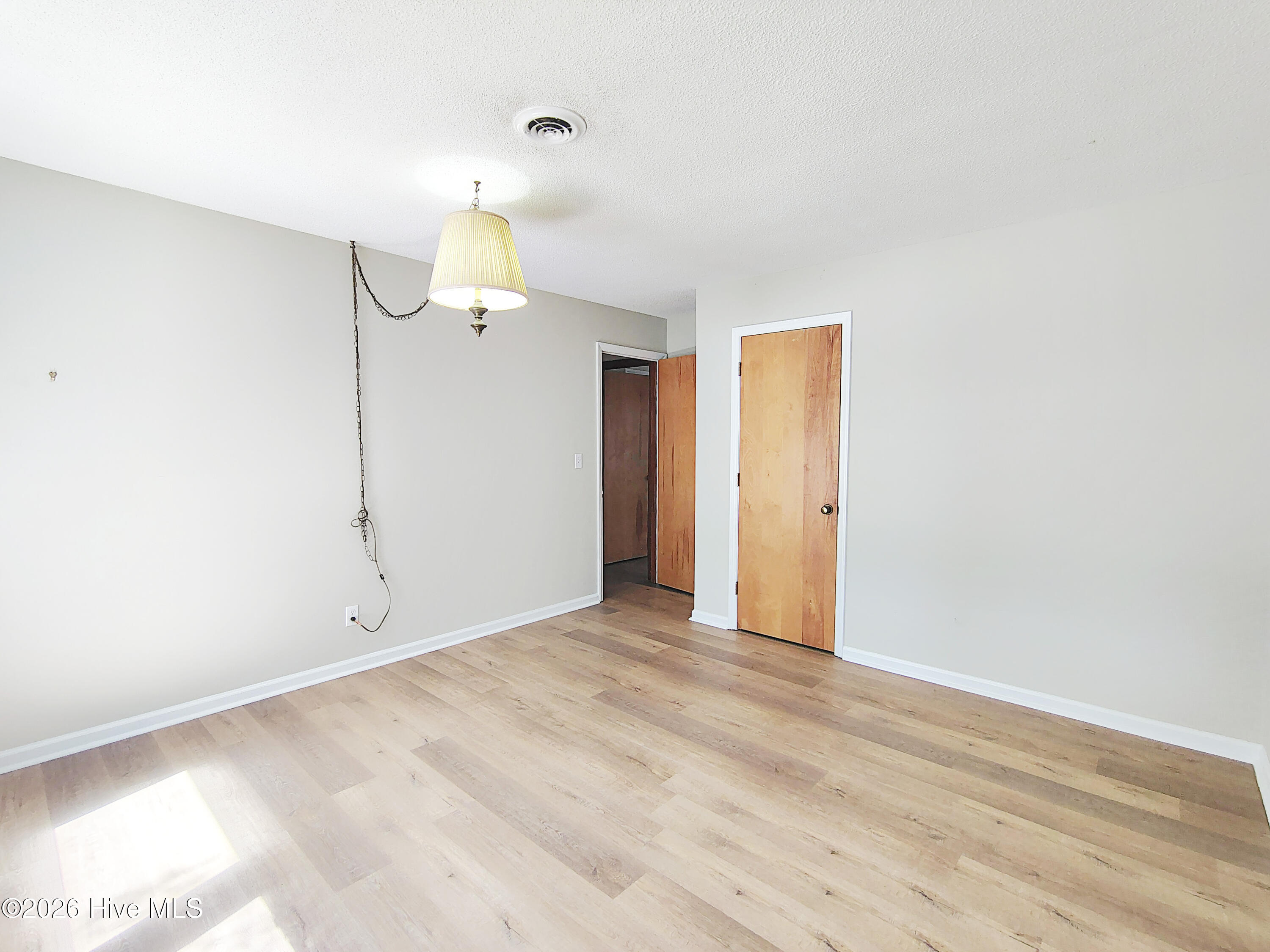 100566737 | Photo 19