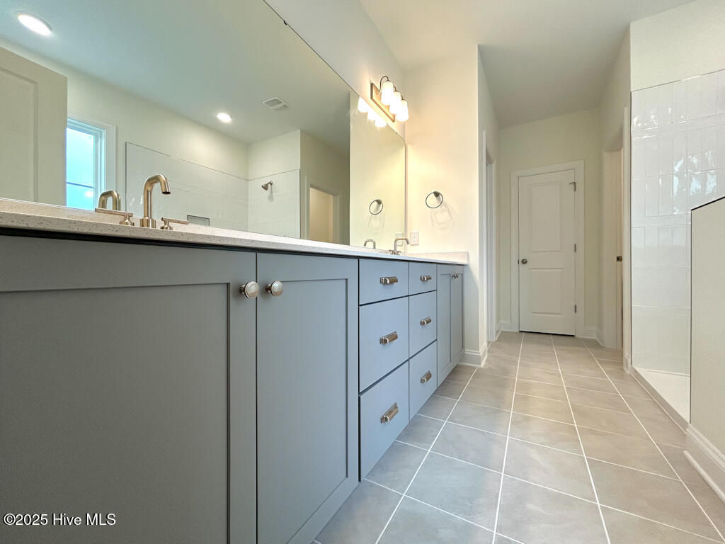 100510168 | Photo 44