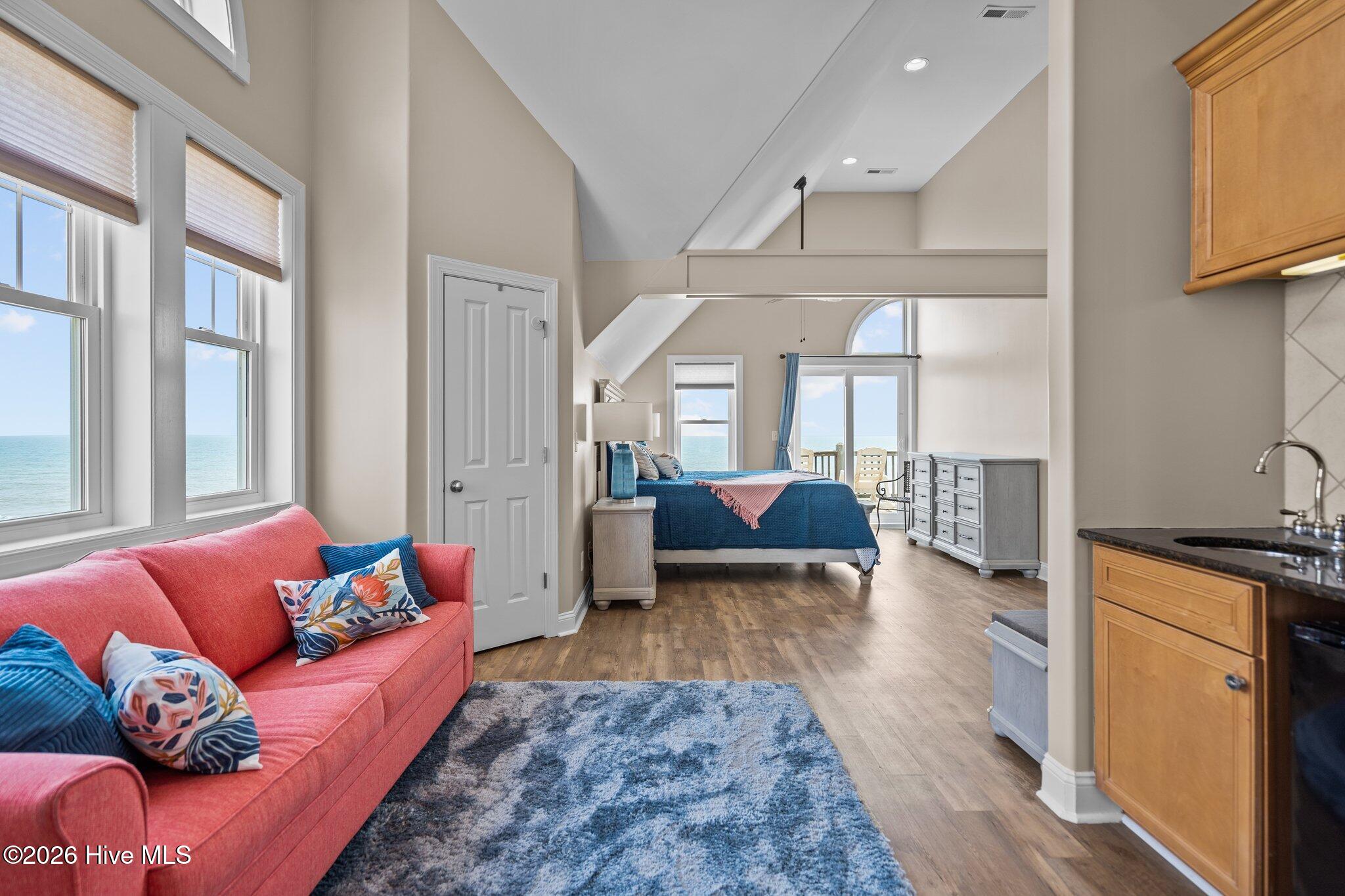 100562244 | Photo 46