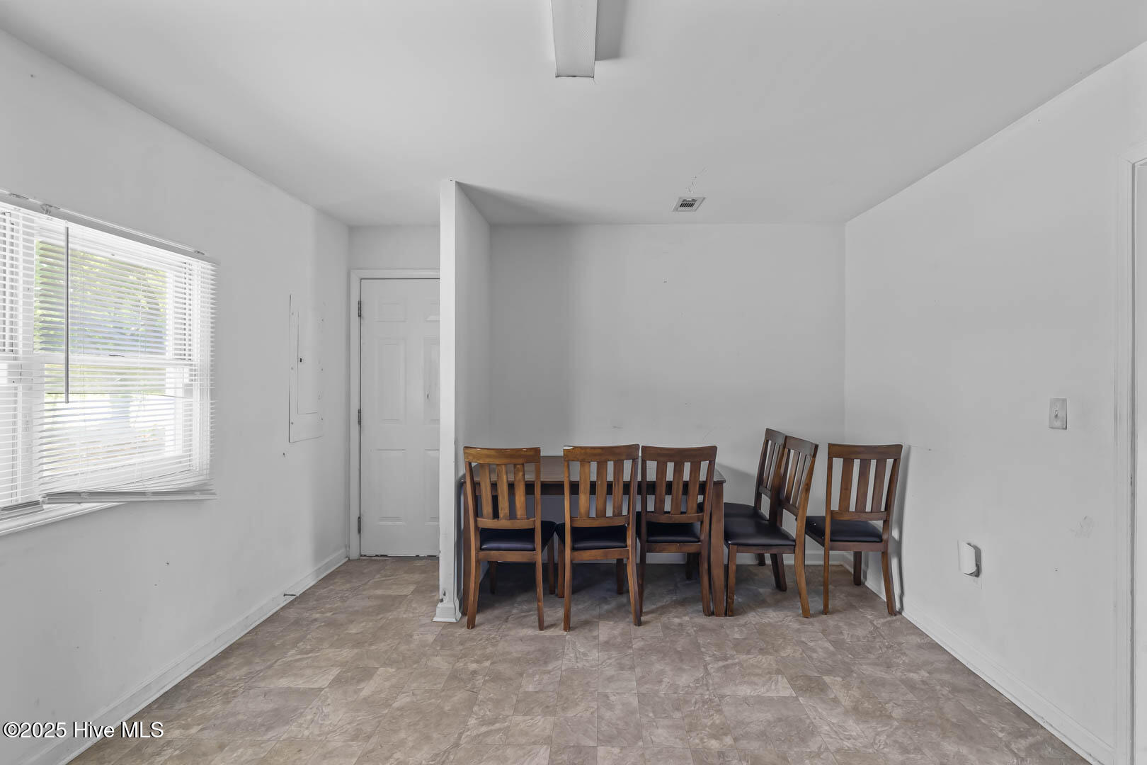 100529573 | Photo 14