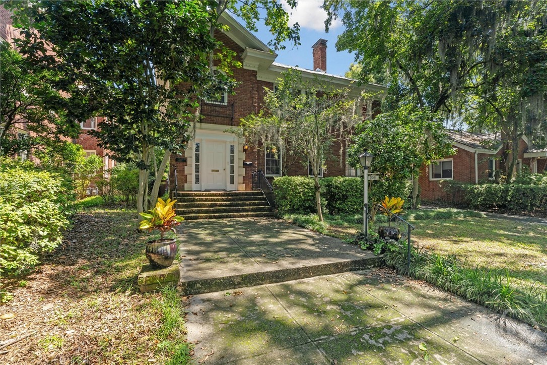 The property has an elegantly long & wide walkway