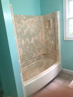 Hall bathroom tub