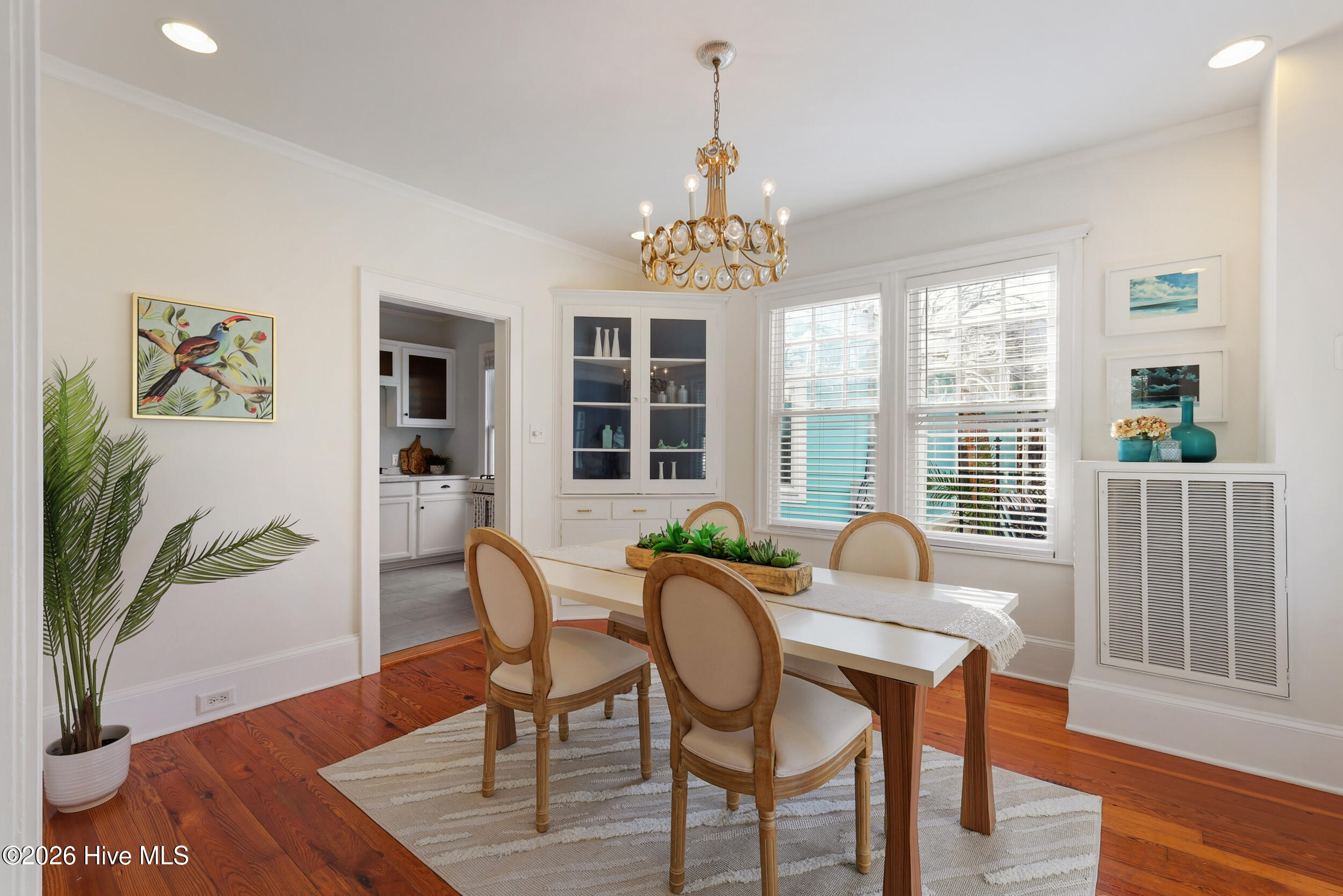 100562398 | Photo 12