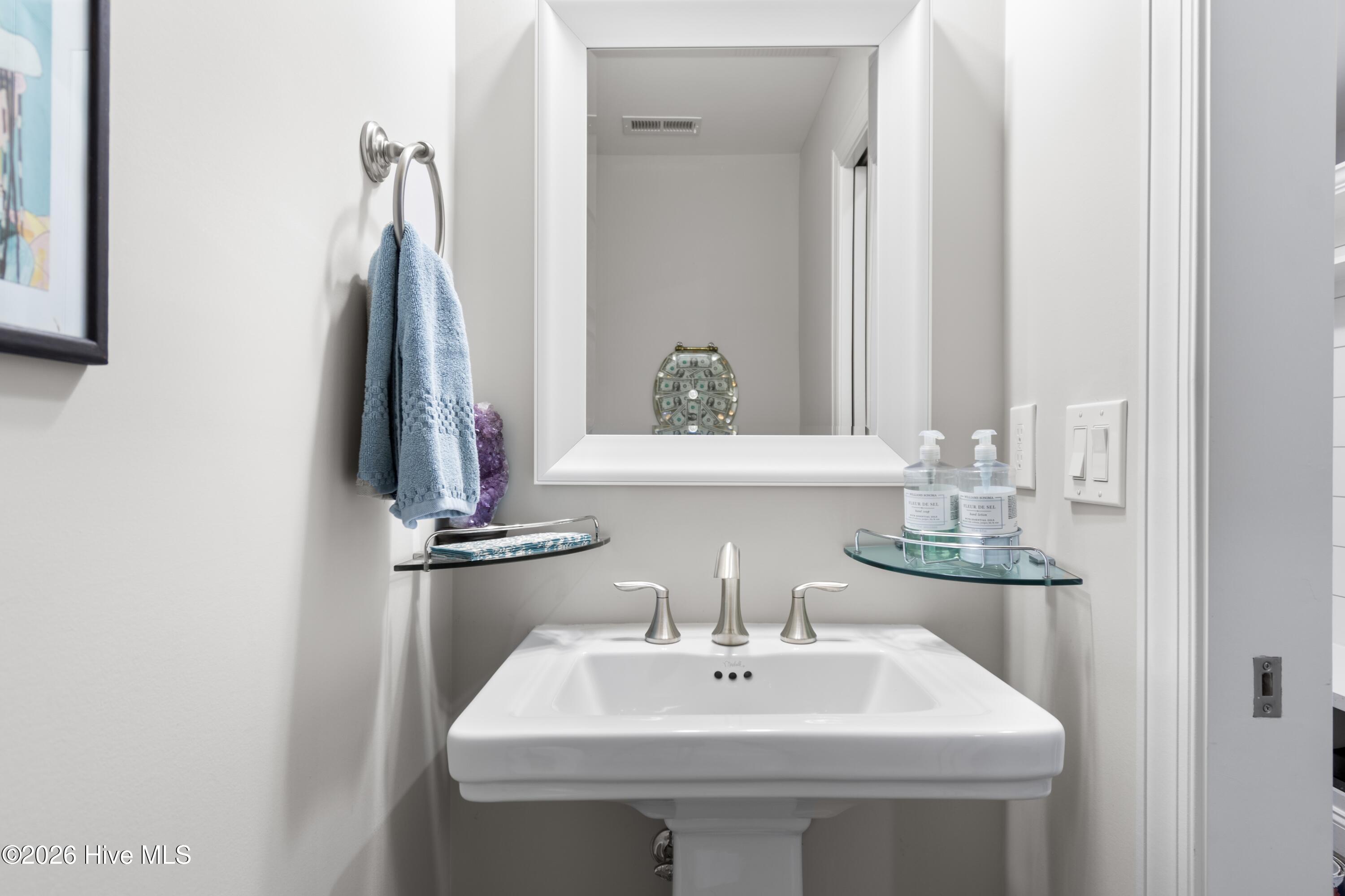 100560288 | Photo 38