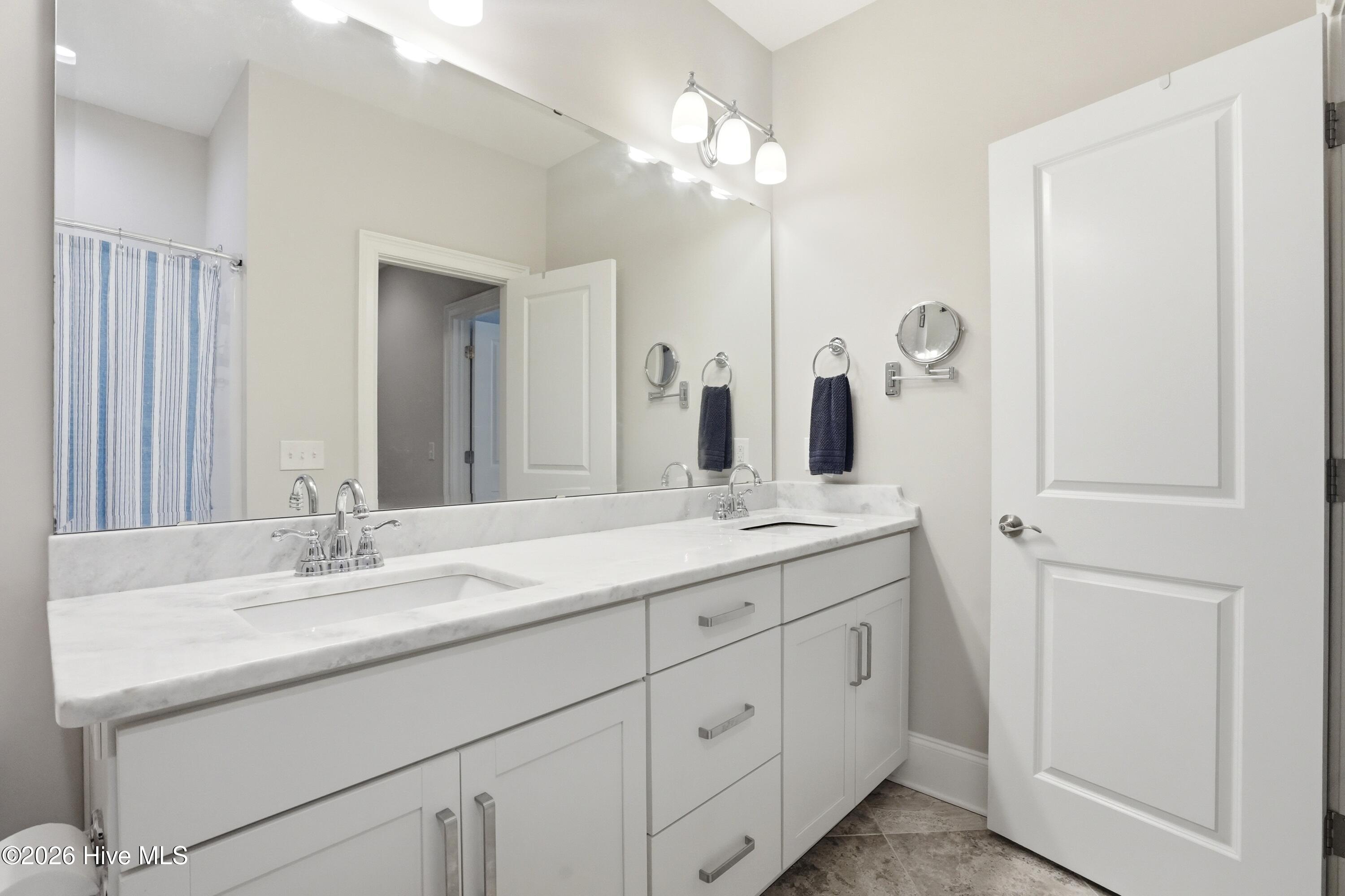 100561469 | Photo 47