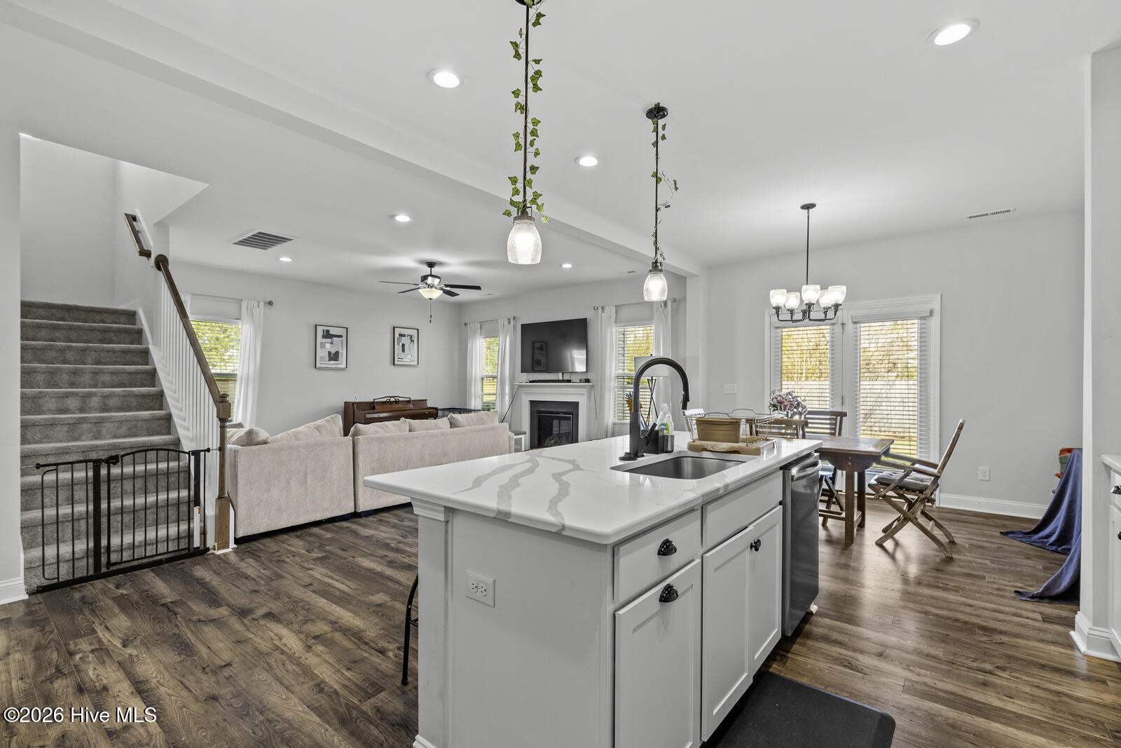 100561463 | Photo 13