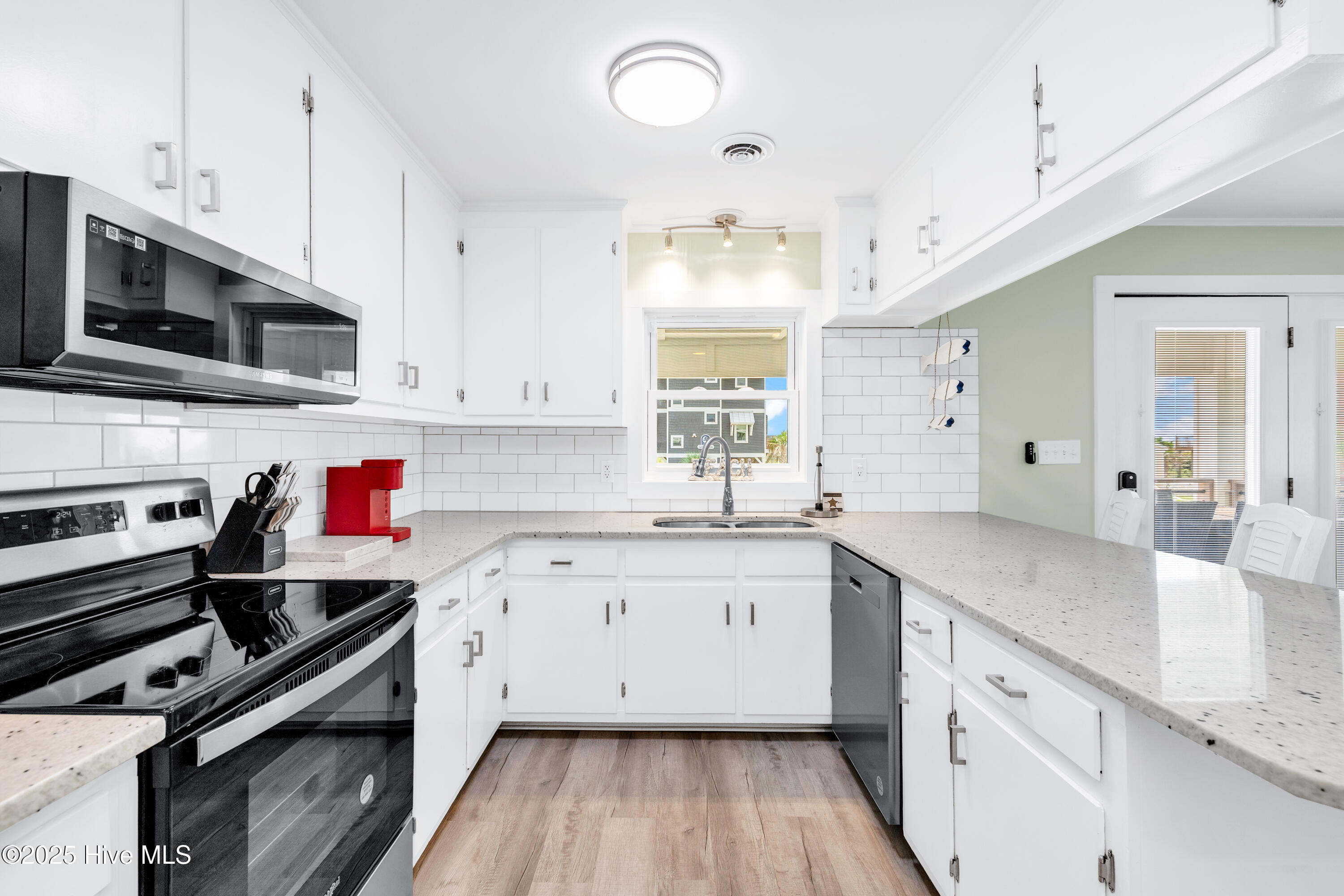 100550005 | Photo 11