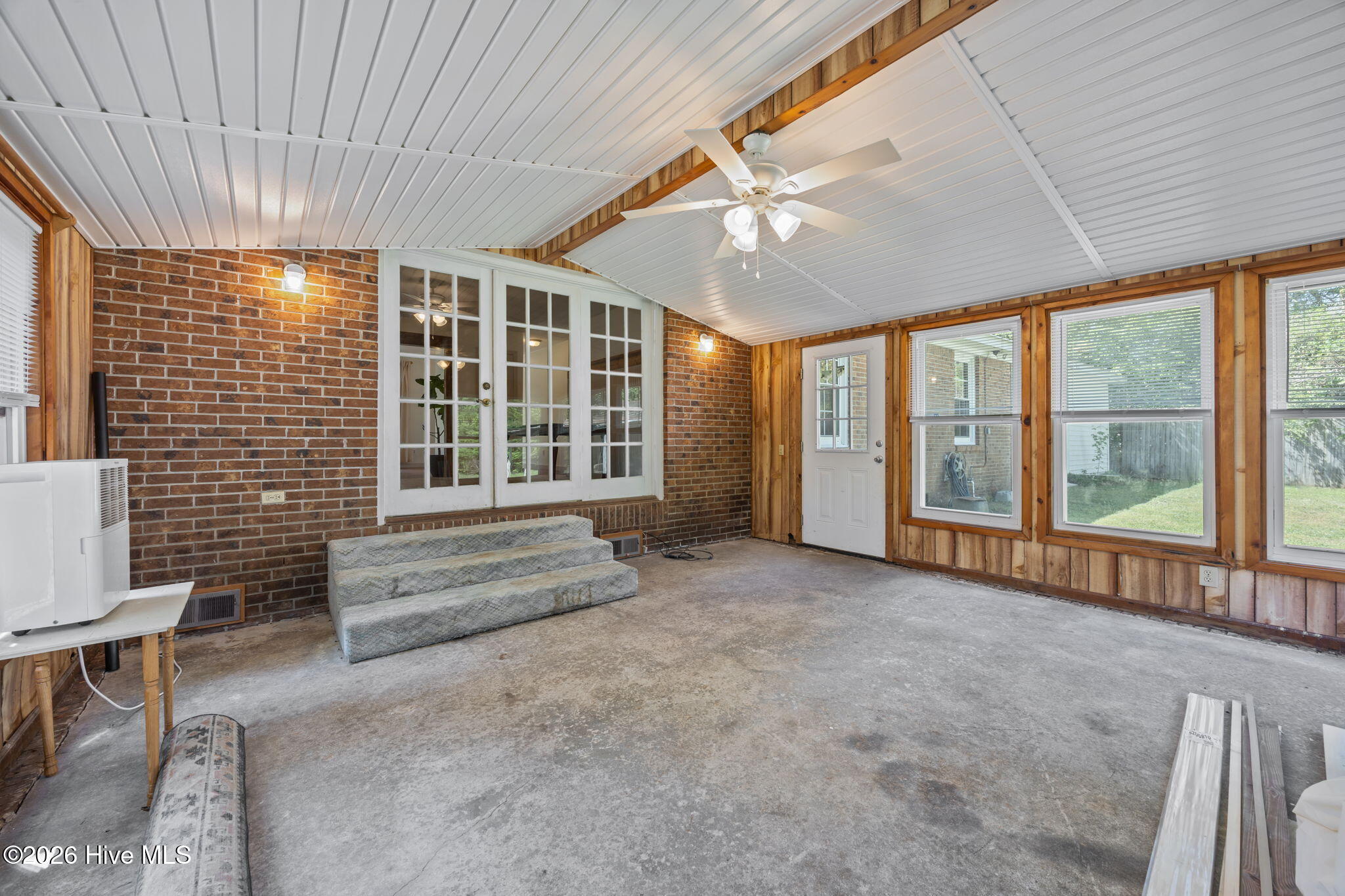 100567940 | Photo 34