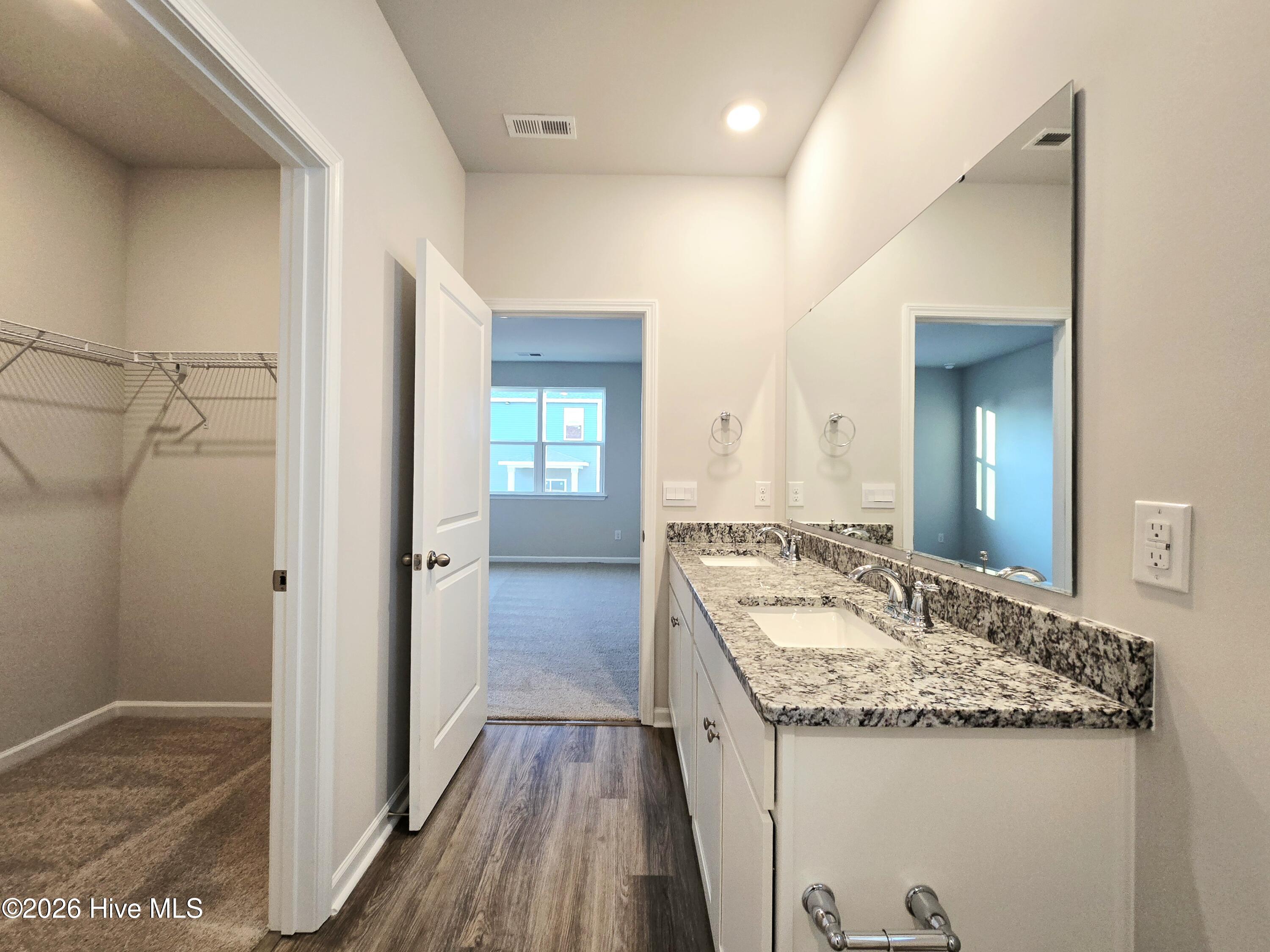 100556891 | Photo 16