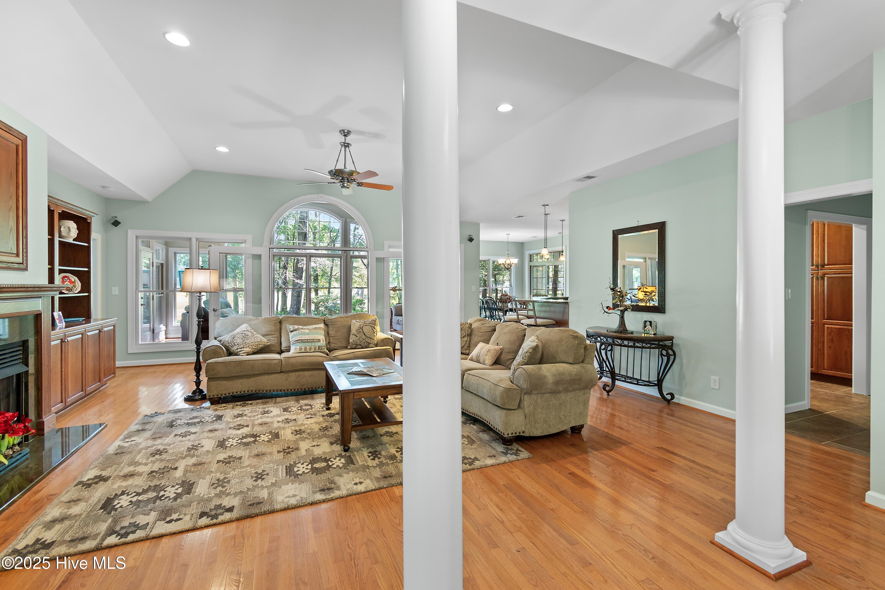 100509392 | Photo 11