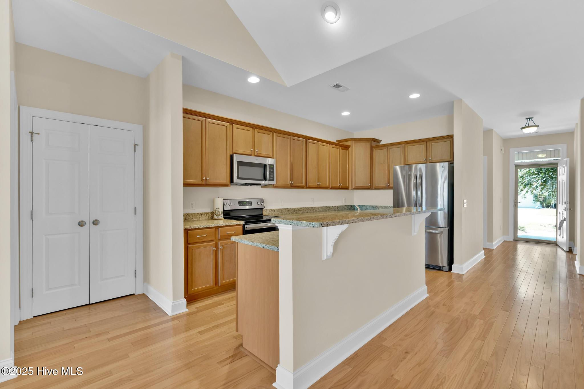 100530563 | Photo 14