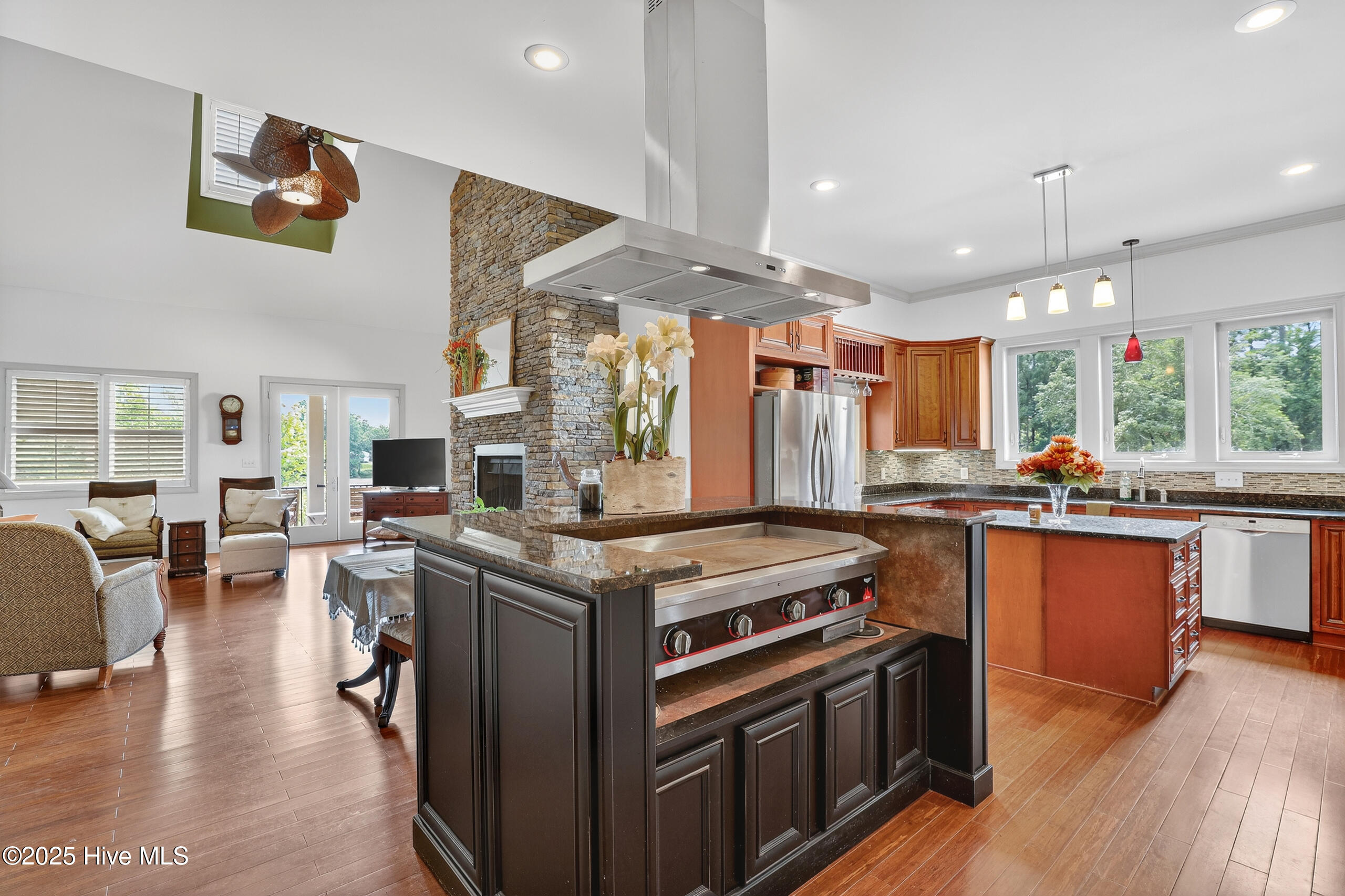 100527488 | Photo 19