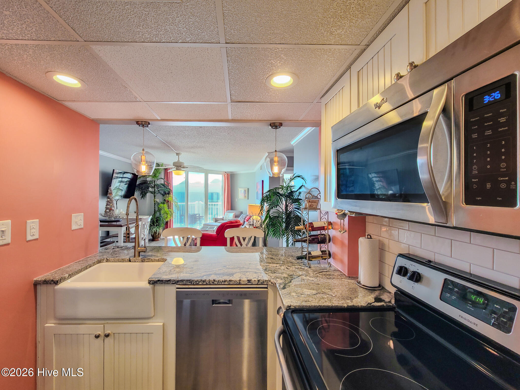 100559074 | Photo 12