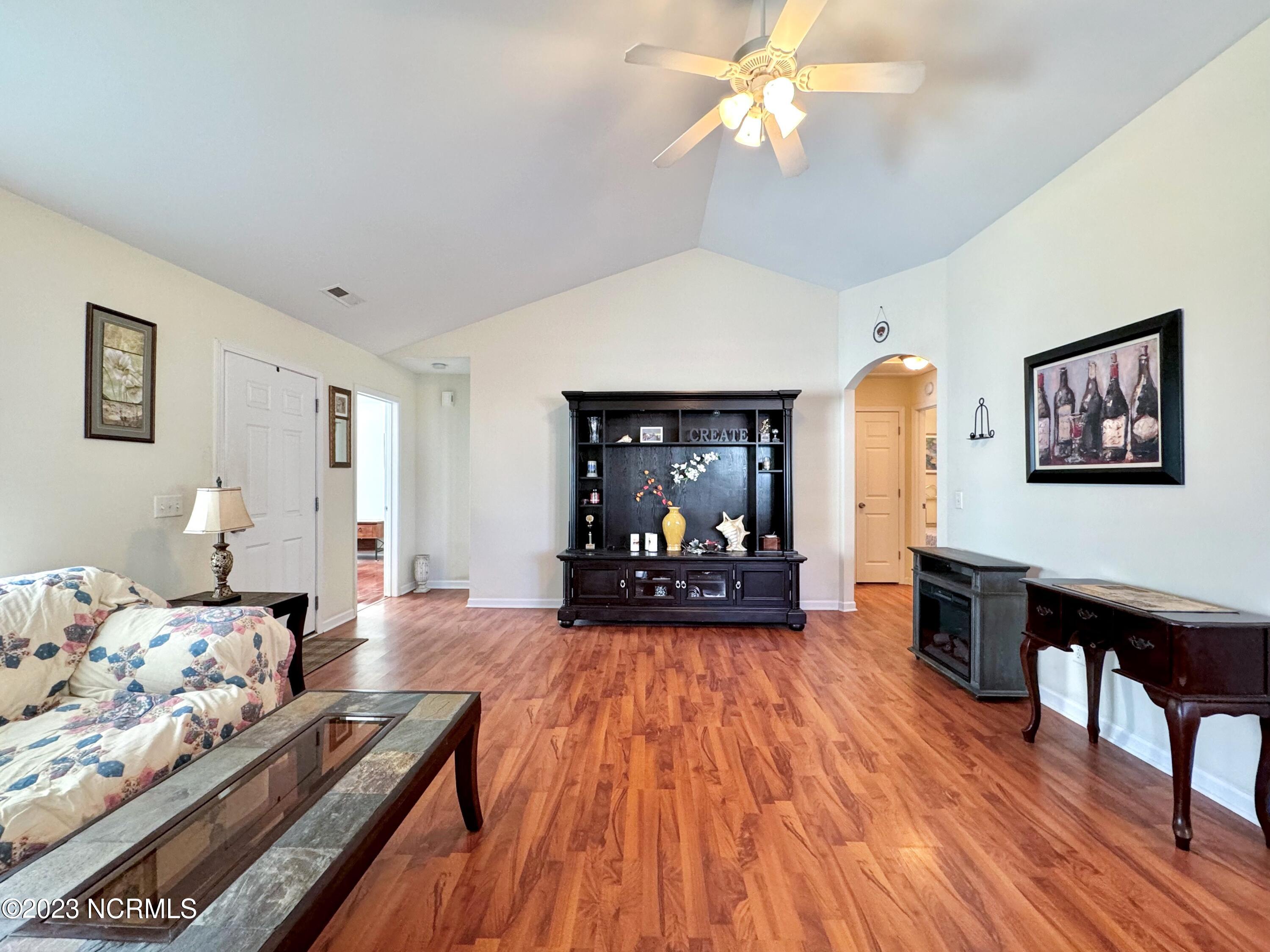 100546069 | Photo 12