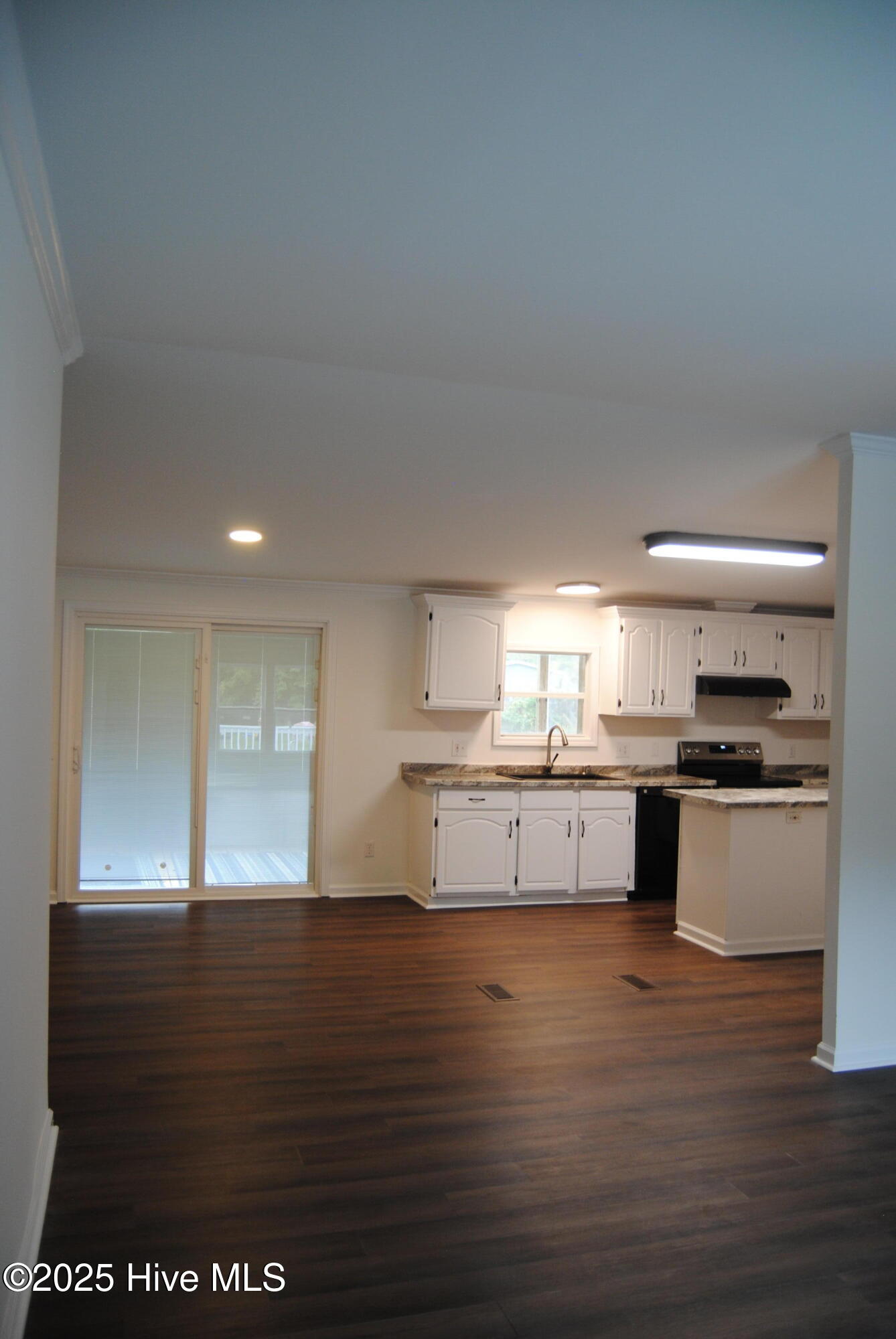 100533223 | Photo 19