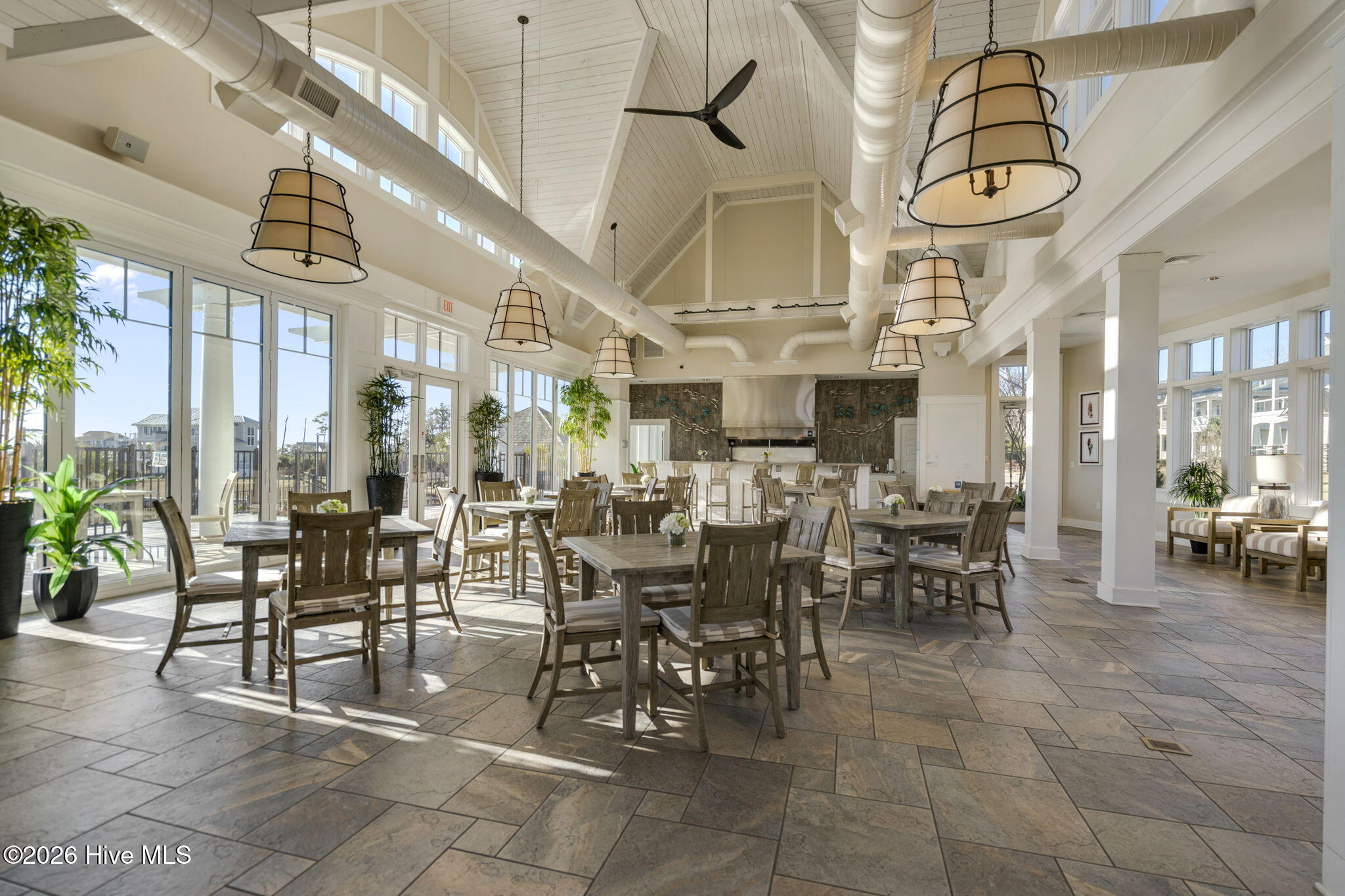 100561324 | Photo 45