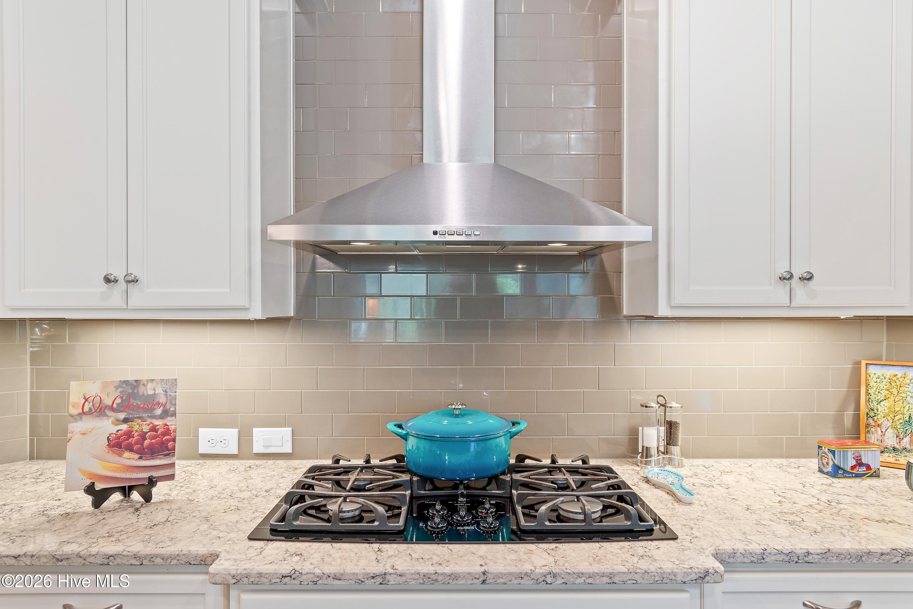 100568990 | Photo 23