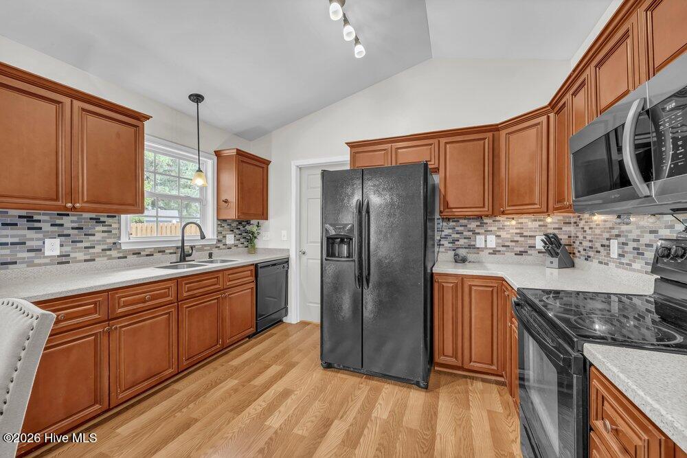 100570589 | Photo 15