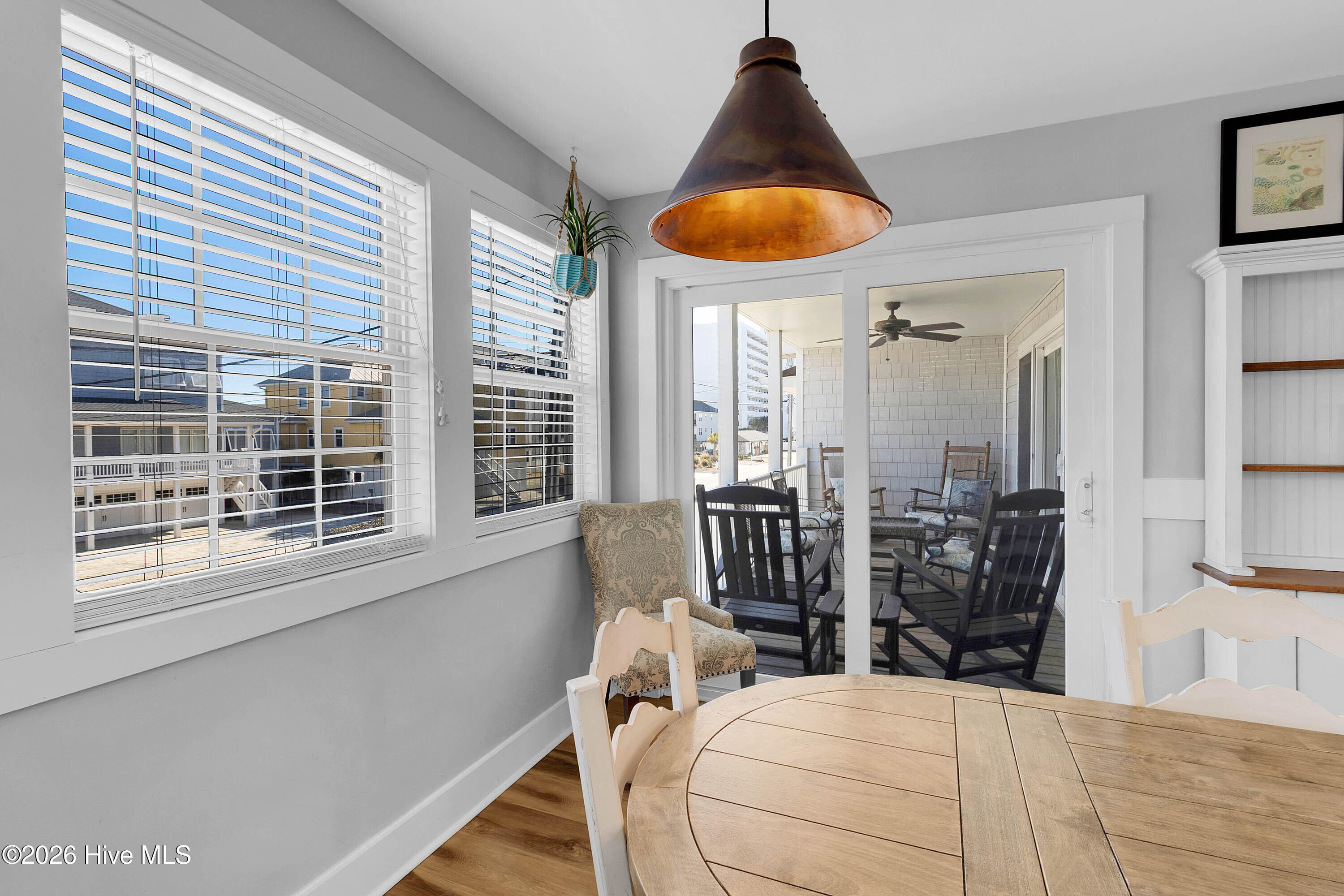 100550780 | Photo 38