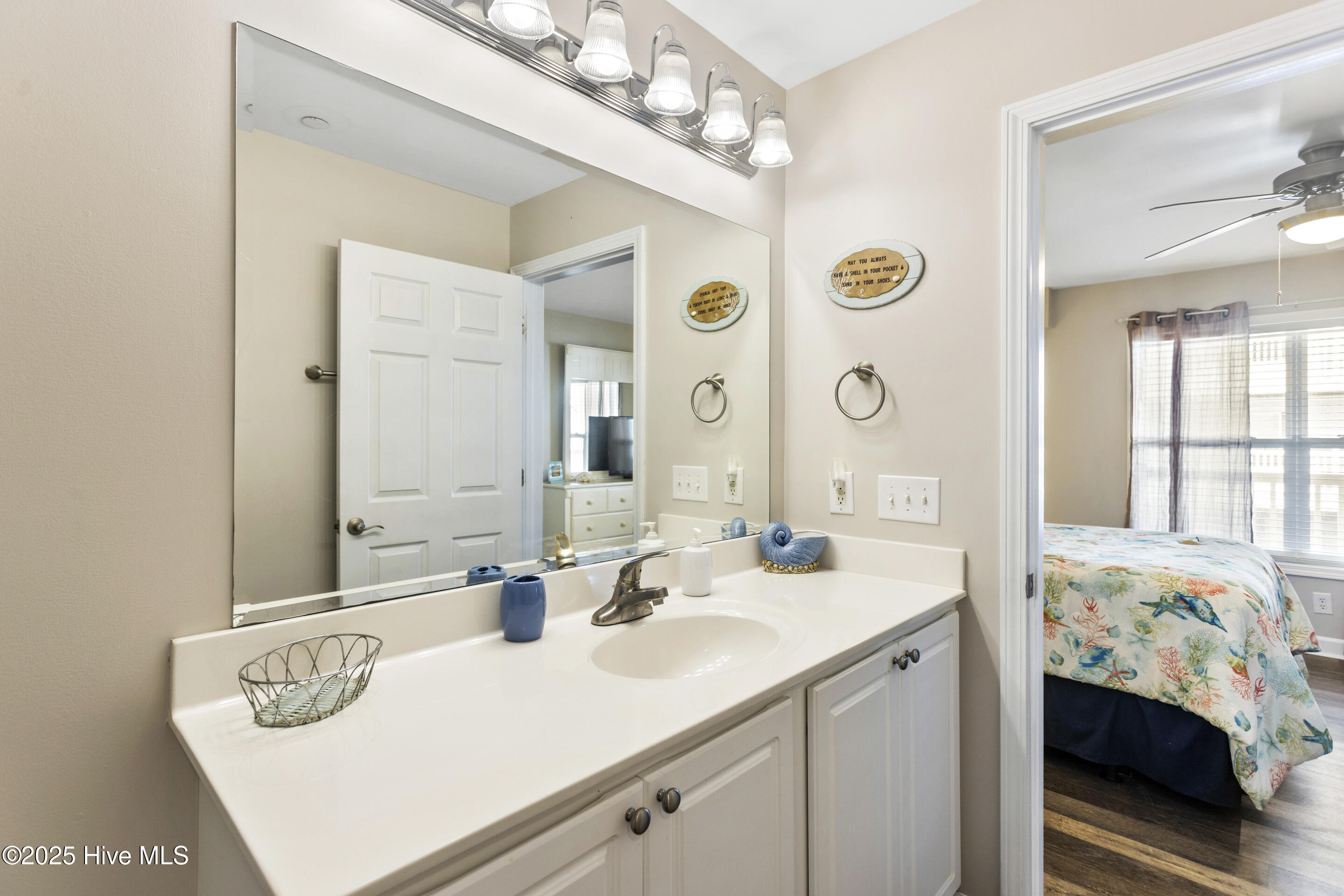 100563454 | Photo 19