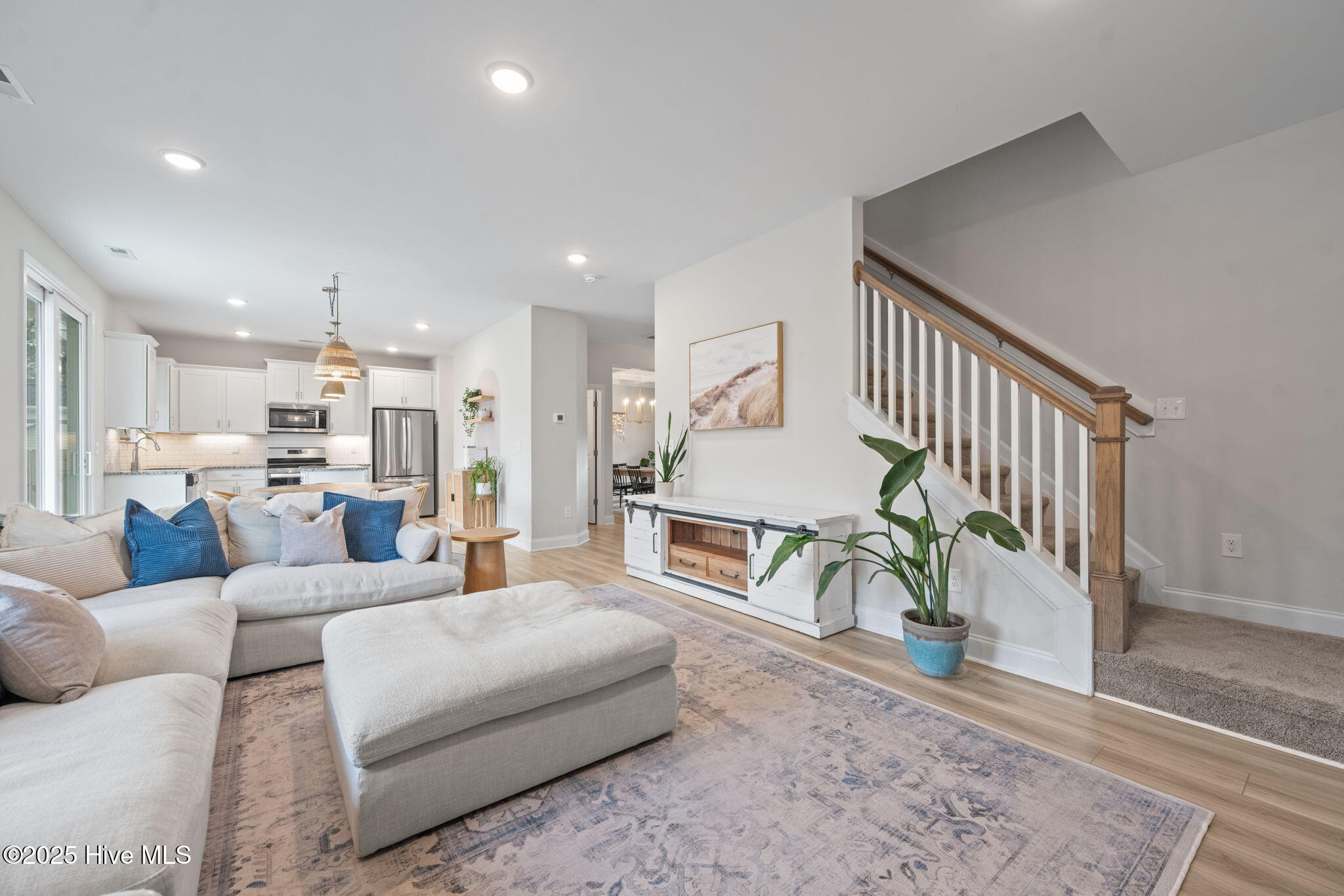 100547025 | Photo 23