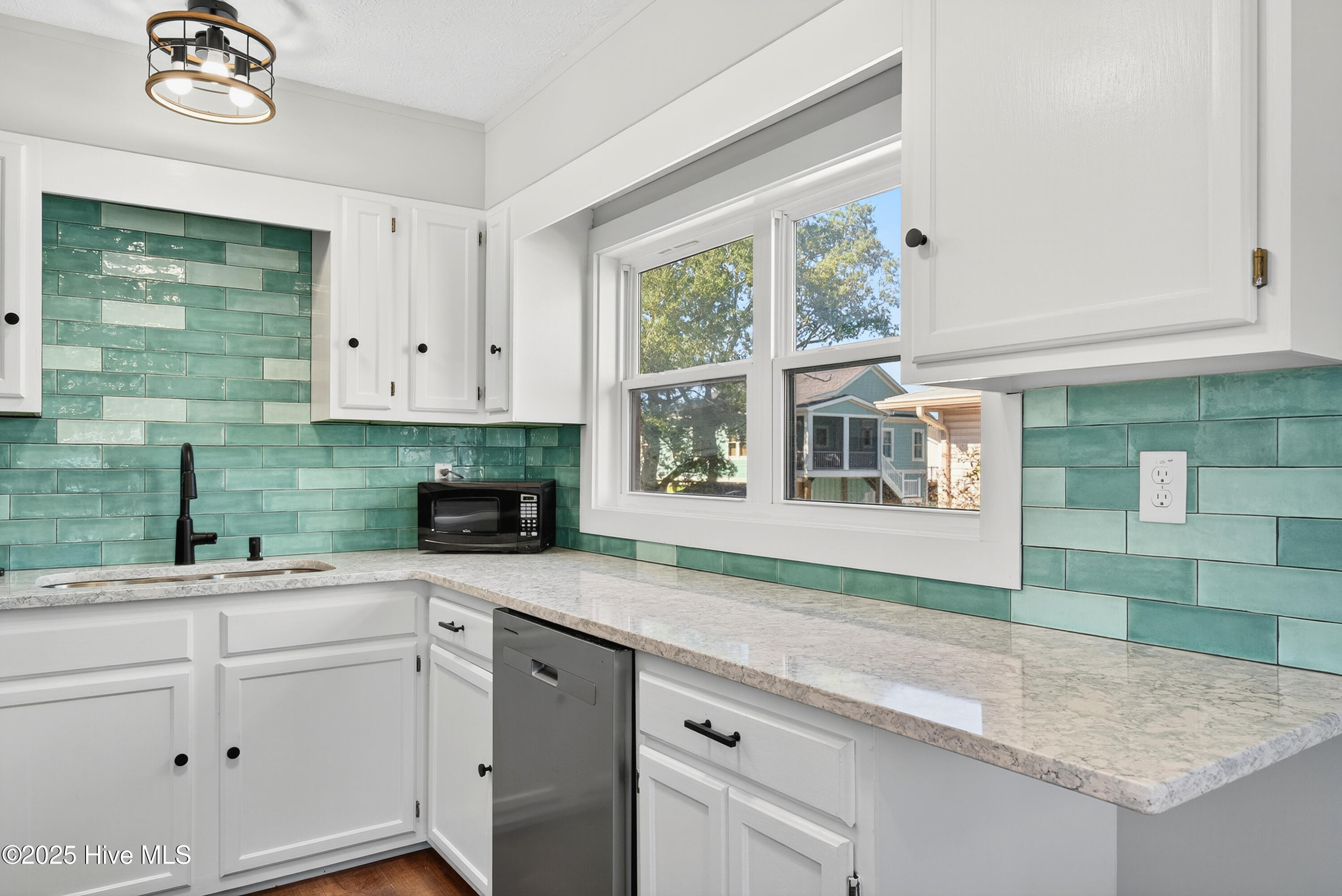 100537887 | Photo 40