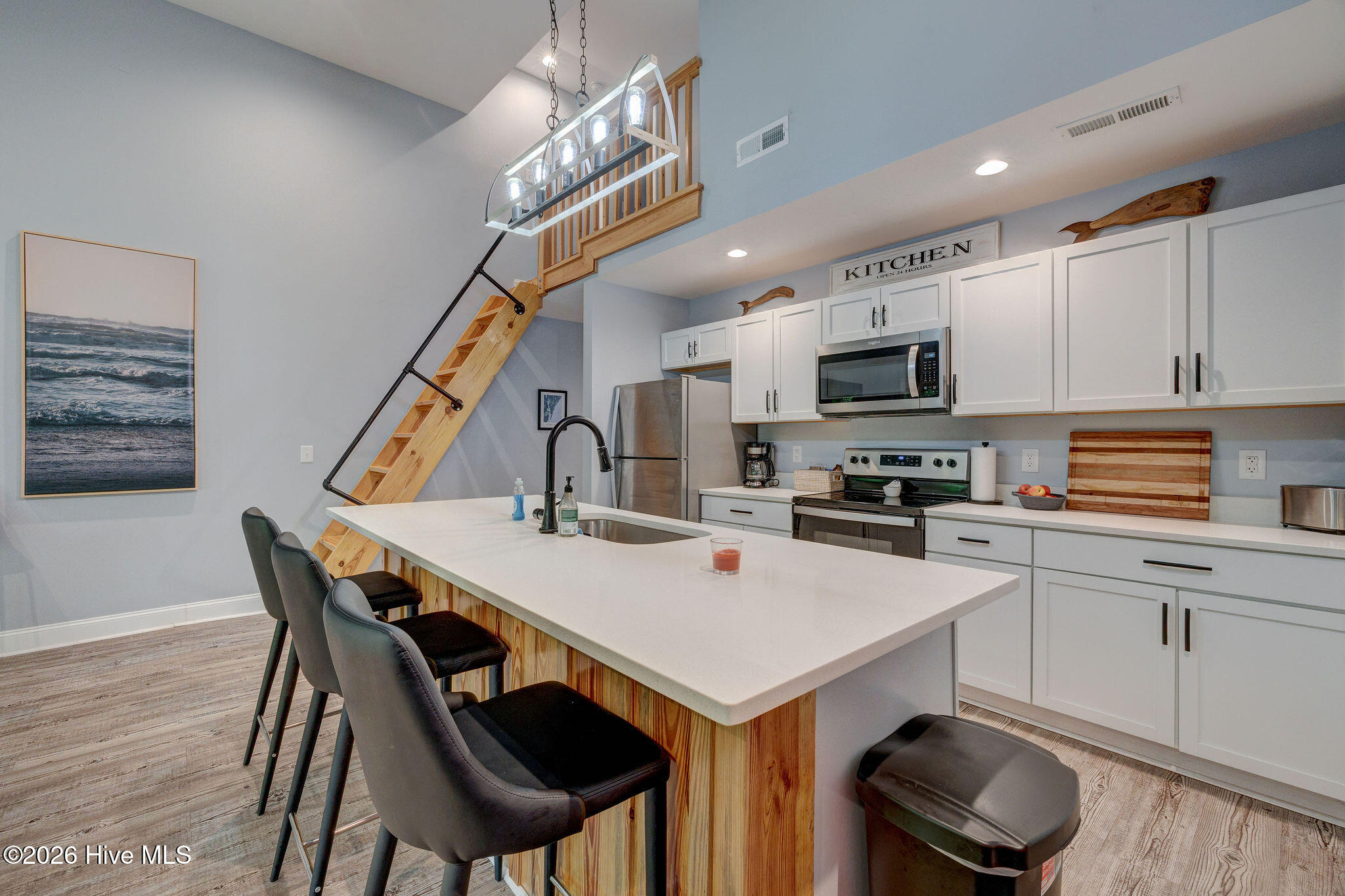 100558109 | Photo 46