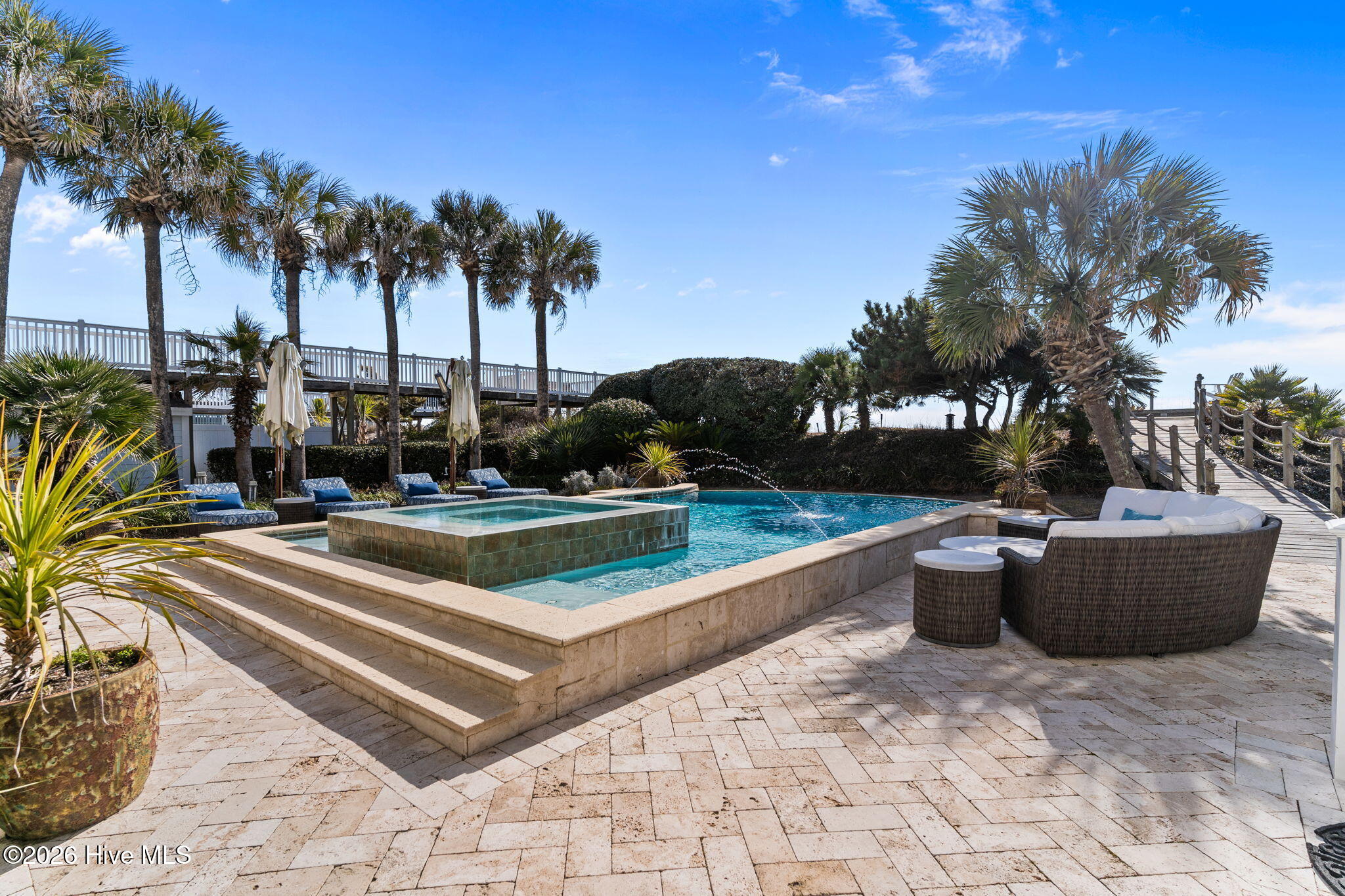 100552689 | Photo 96