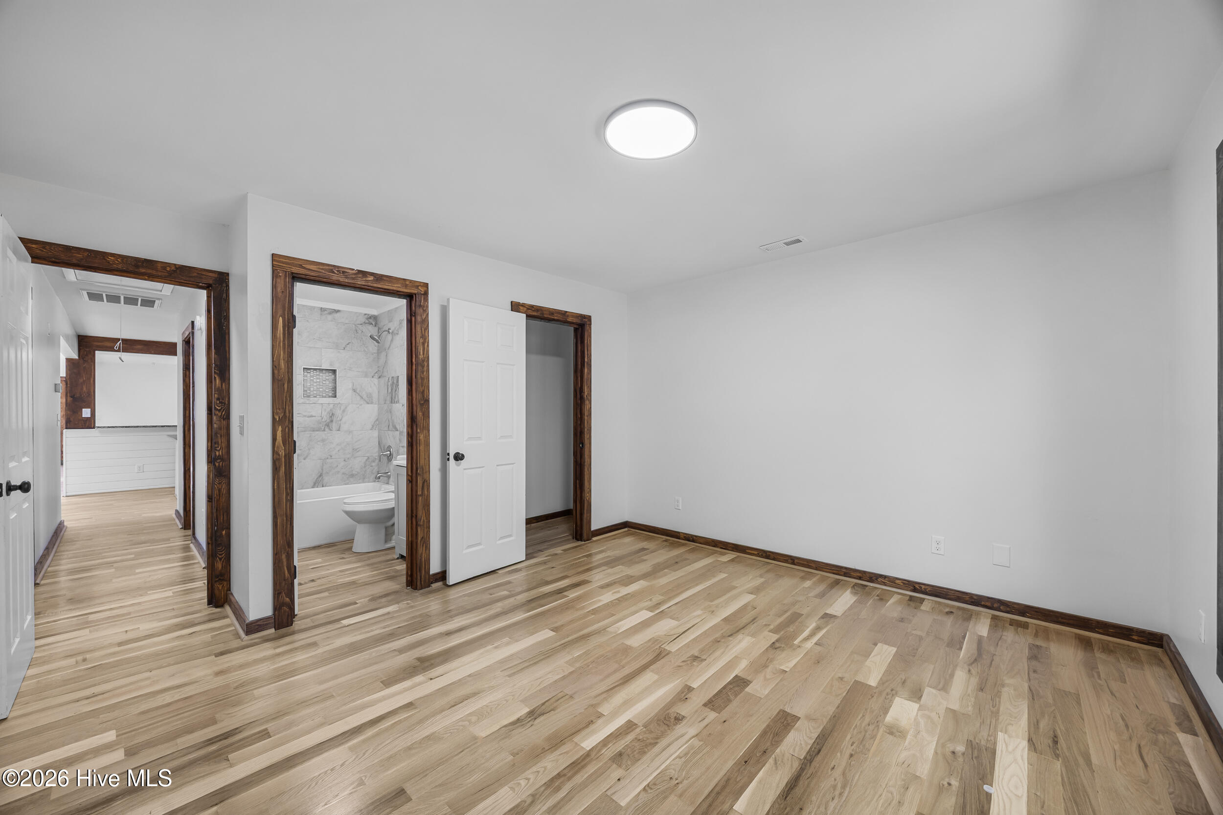 100568945 | Photo 31