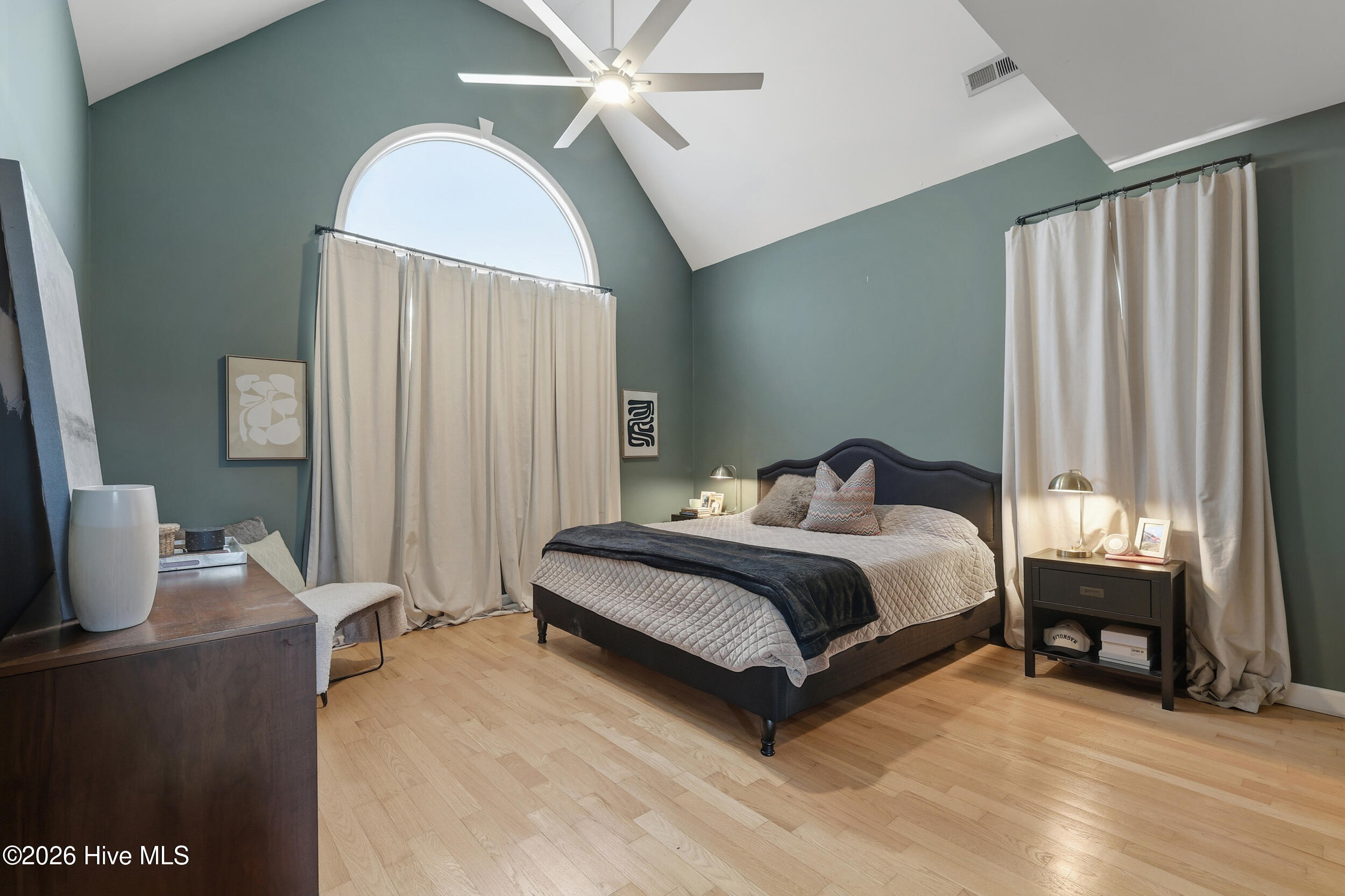 100554860 | Photo 16