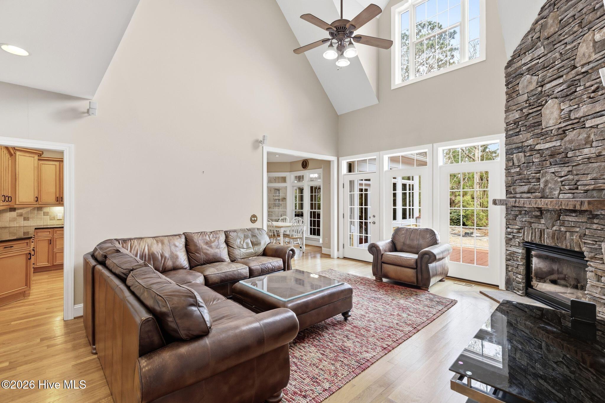 100561180 | Photo 11