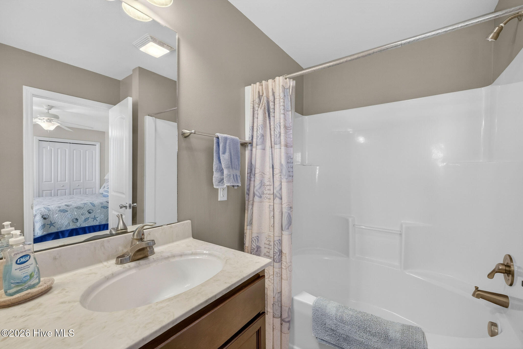 100549584 | Photo 47