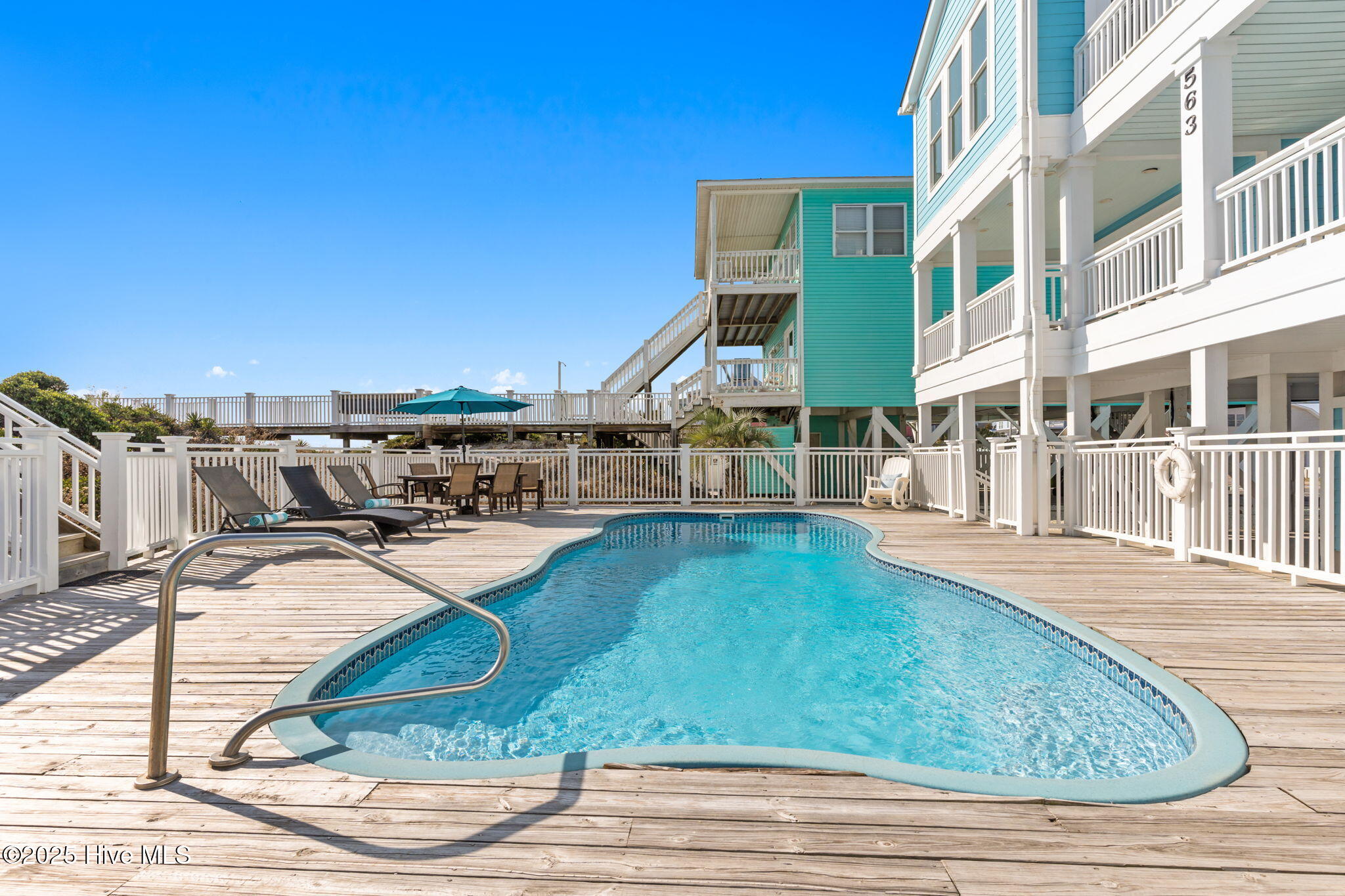 100542576 | Photo 74