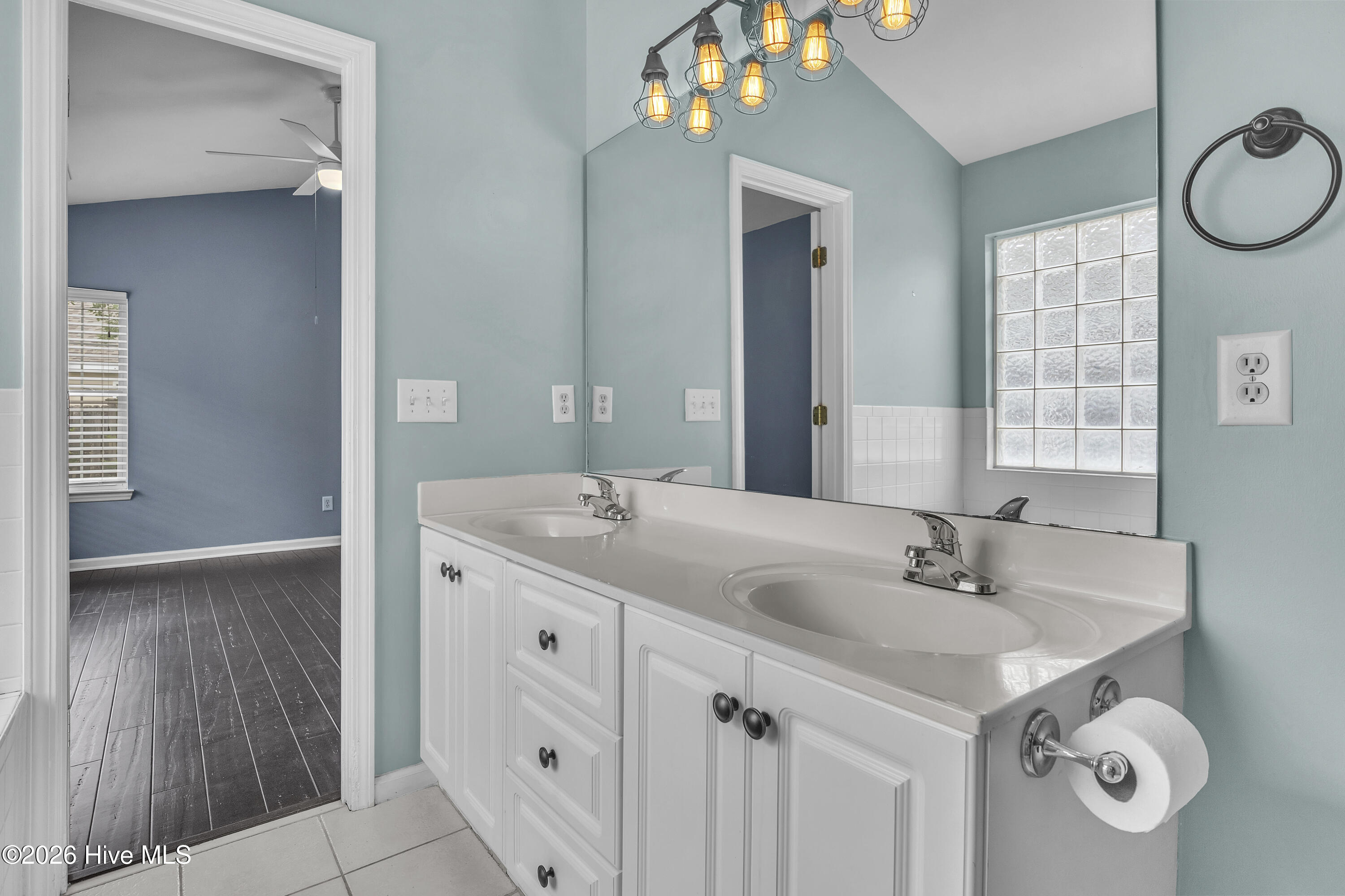 100560677 | Photo 23