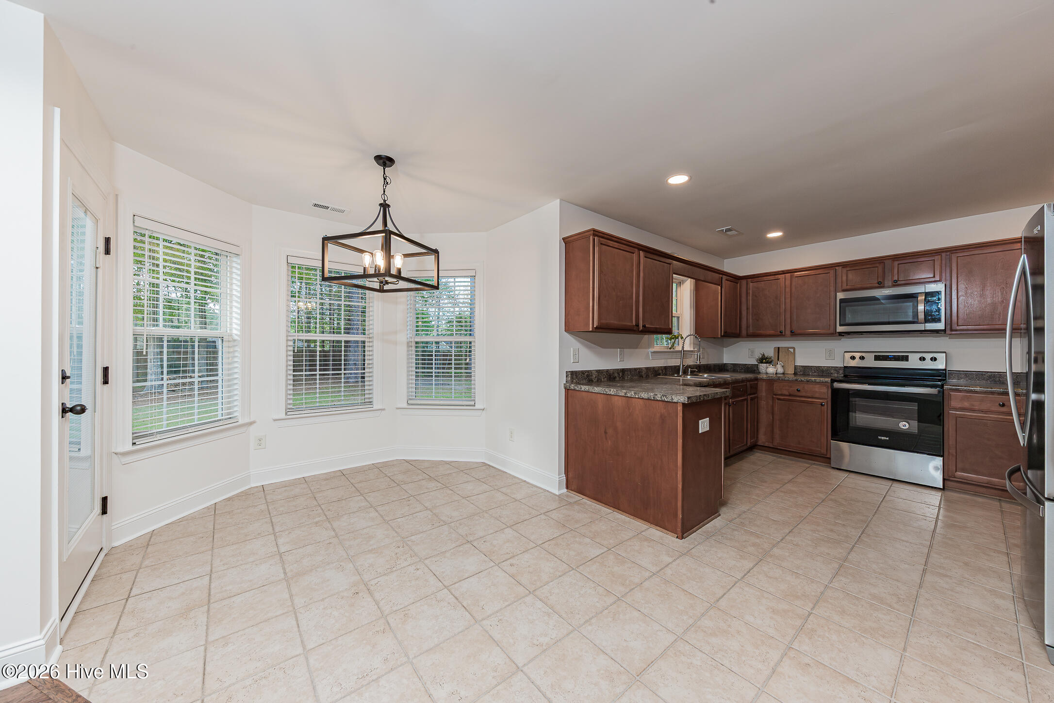 100566489 | Photo 19