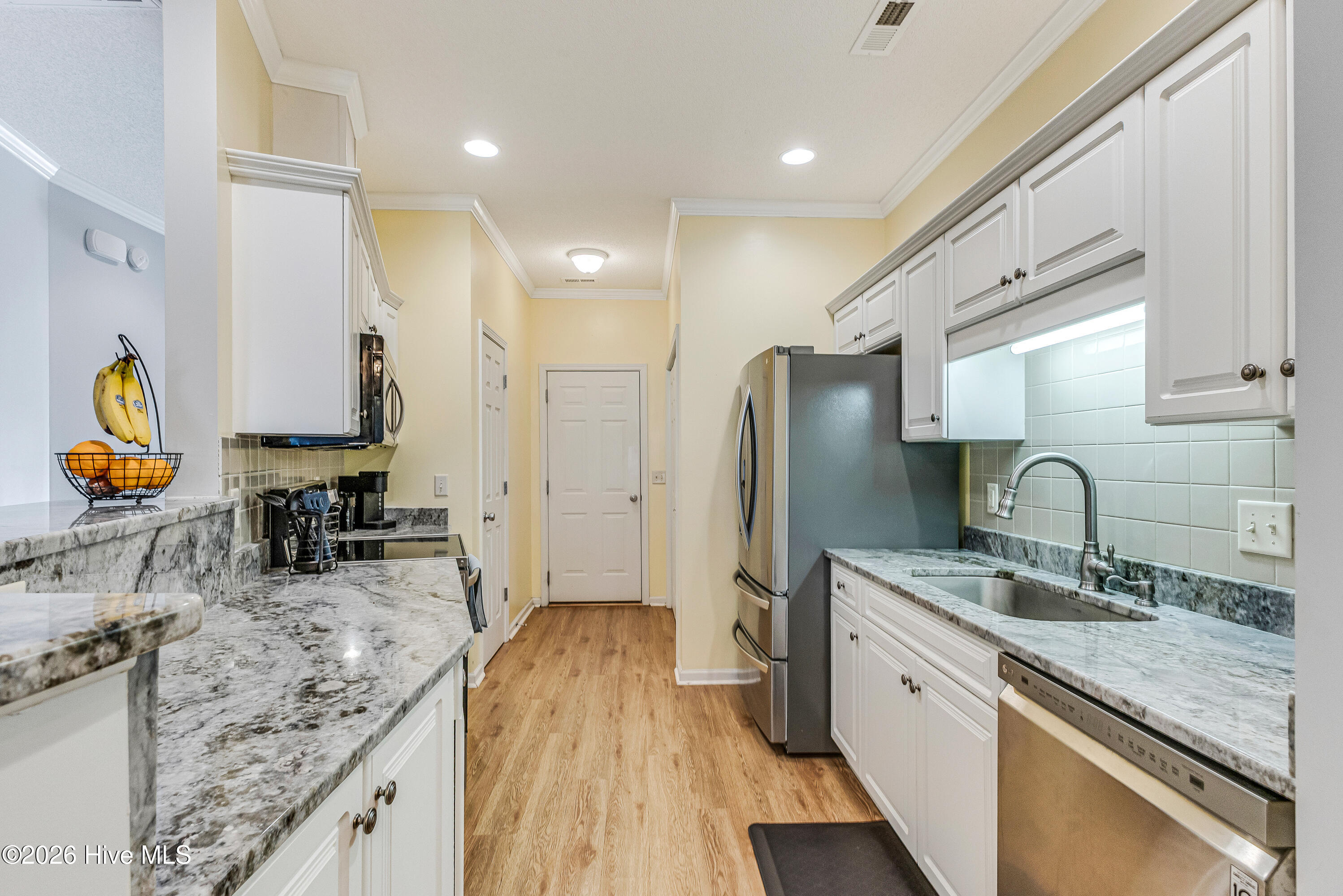 100548521 | Photo 11