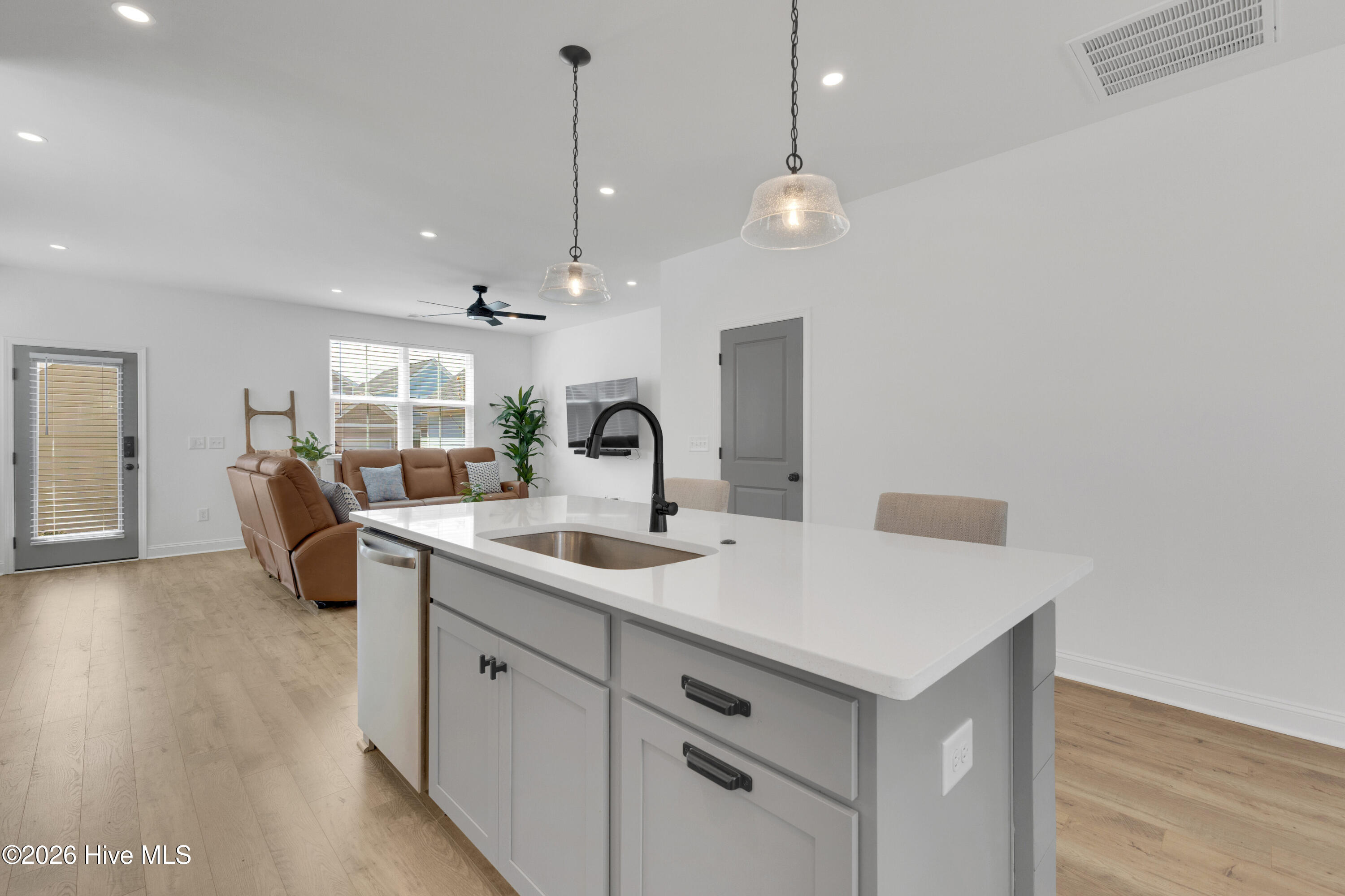 100566807 | Photo 15